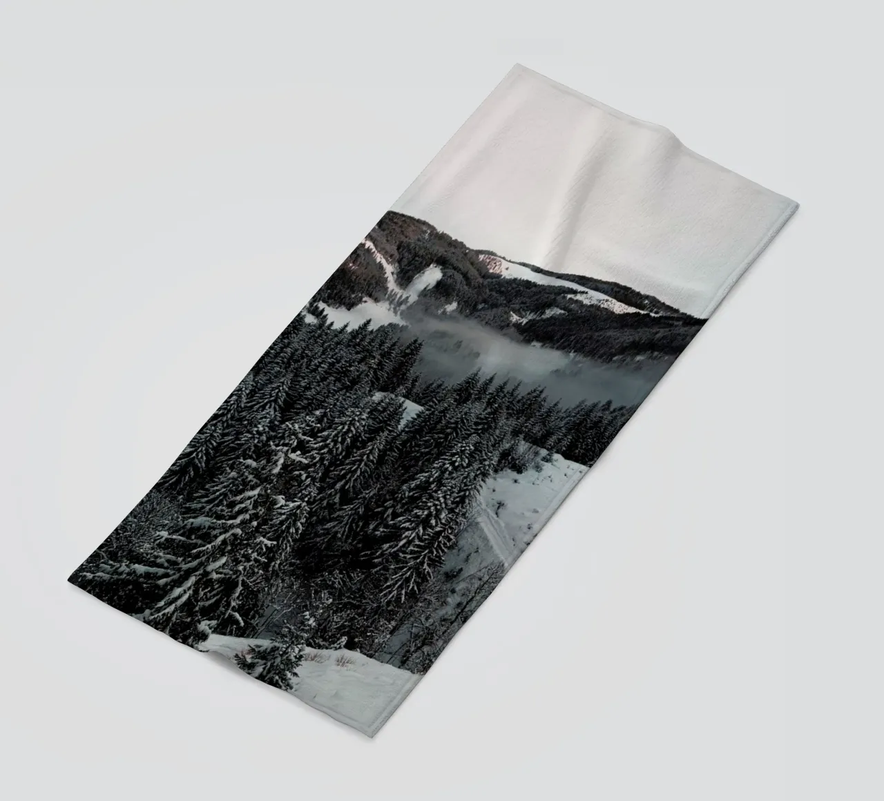 Street Through the Forest serviette de plage de Sebastian Hilgetag