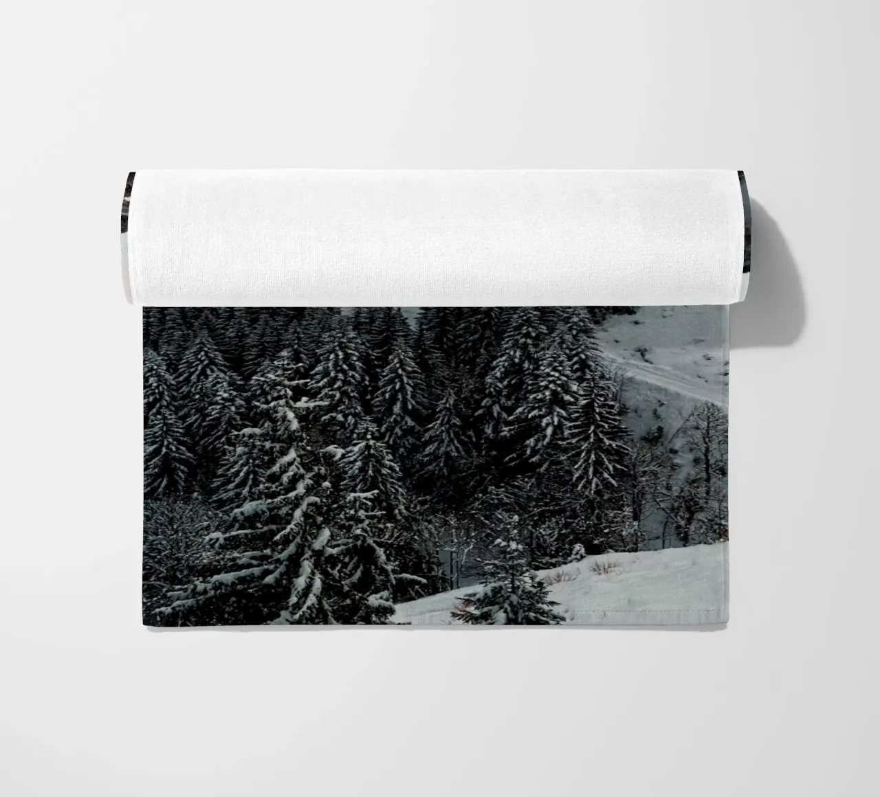 Street Through the Forest serviette de plage de Sebastian Hilgetag