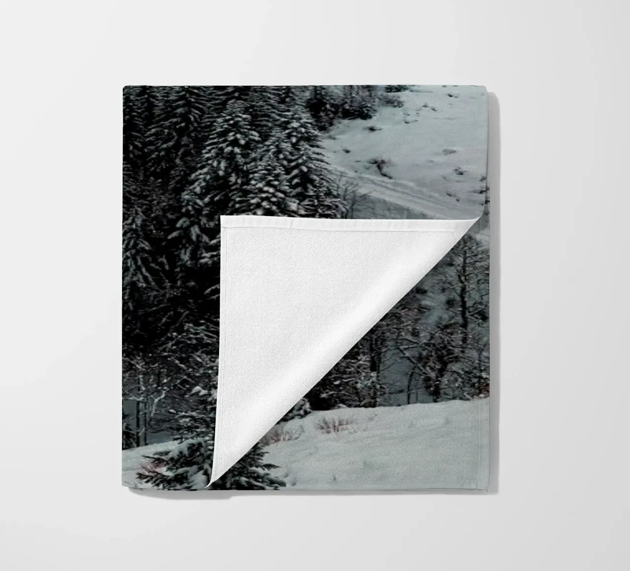 Street Through the Forest serviette de plage de Sebastian Hilgetag