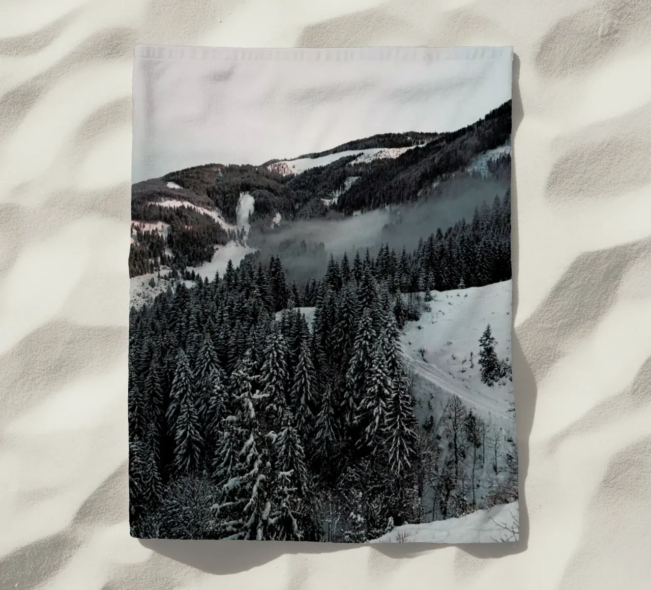 Street Through the Forest serviette de plage de Sebastian Hilgetag