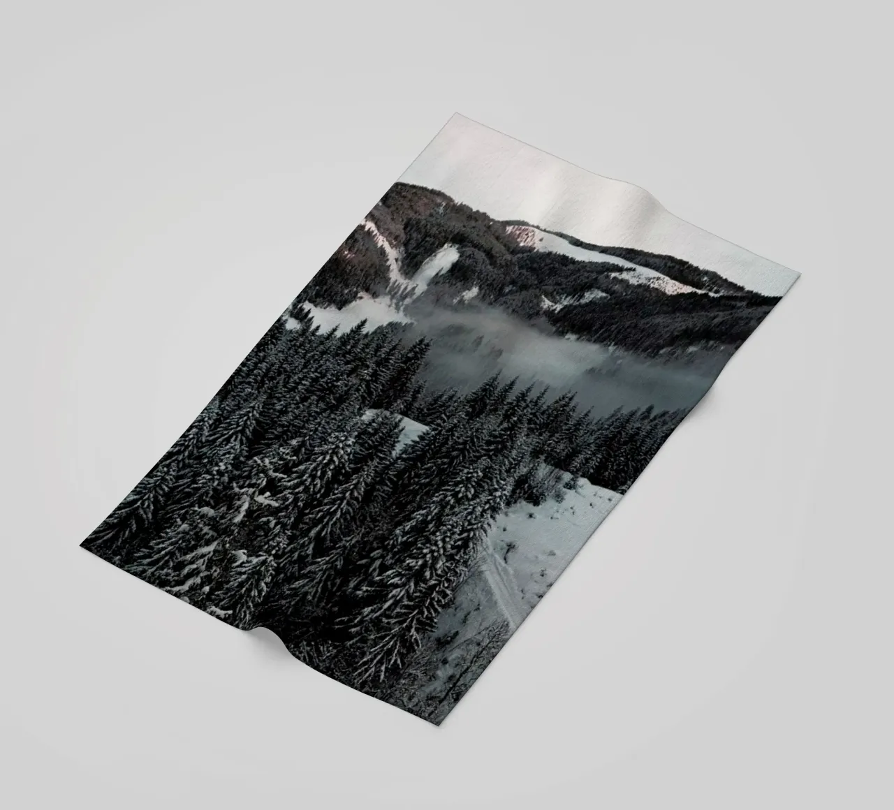 Street Through the Forest serviette de plage de Sebastian Hilgetag