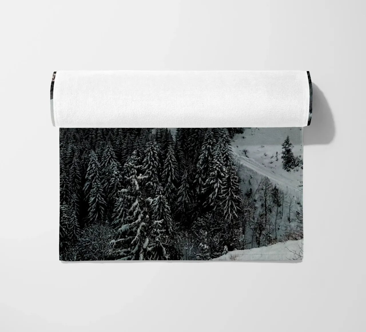 Street Through the Forest serviette de plage de Sebastian Hilgetag