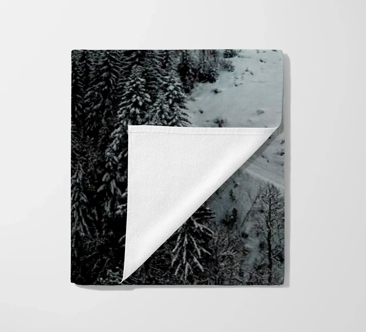 Street Through the Forest serviette de plage de Sebastian Hilgetag