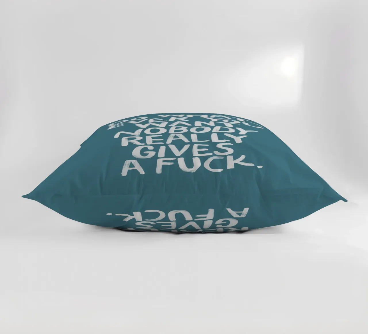 Fai quello che vuoi, a nessuno frega un cazzo del design sassarese cuscino da THE MOTIVATED TYPE