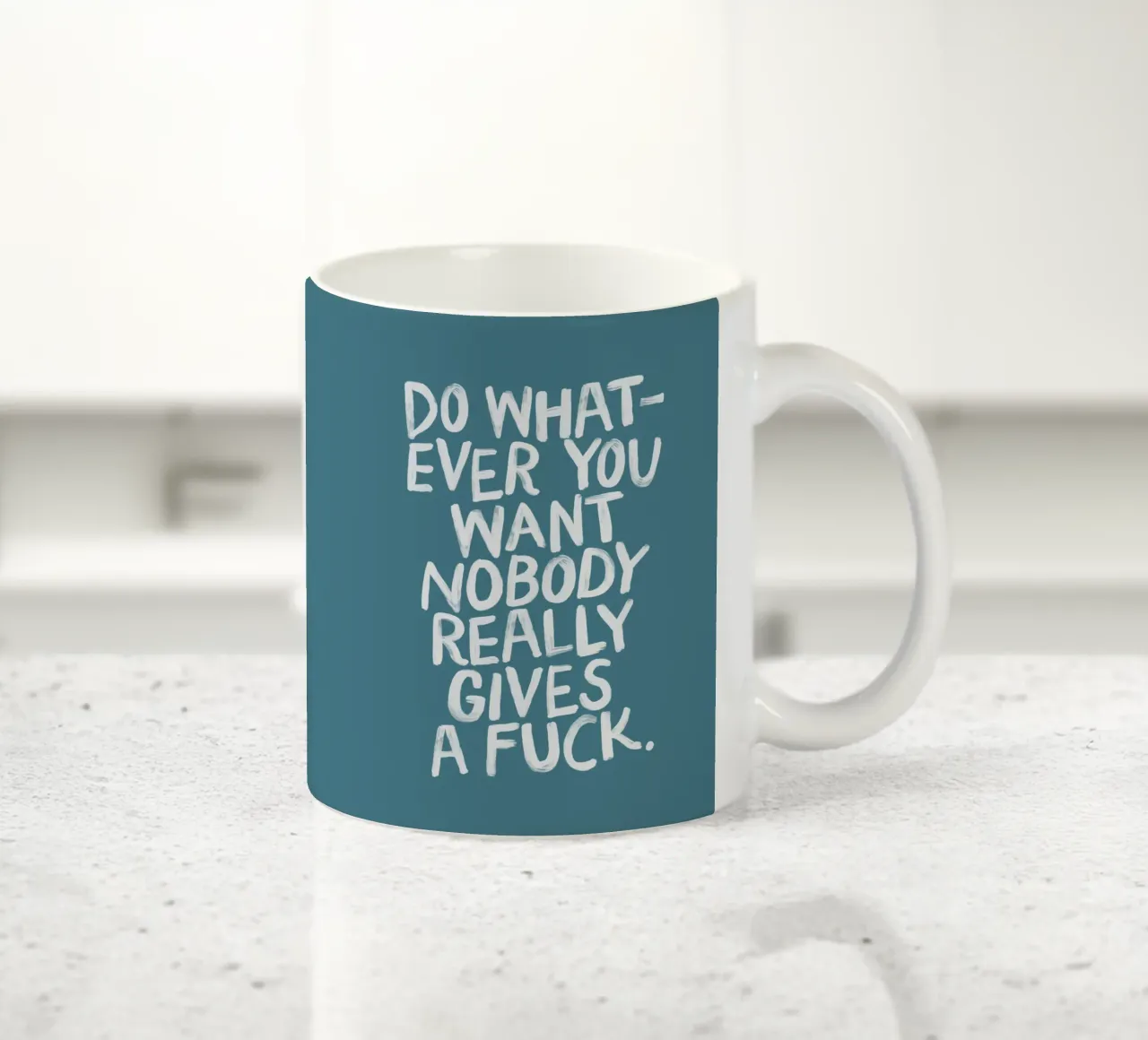 Fai quello che vuoi, a nessuno frega un cazzo del design sassarese tazza in ceramica da THE MOTIVATED TYPE