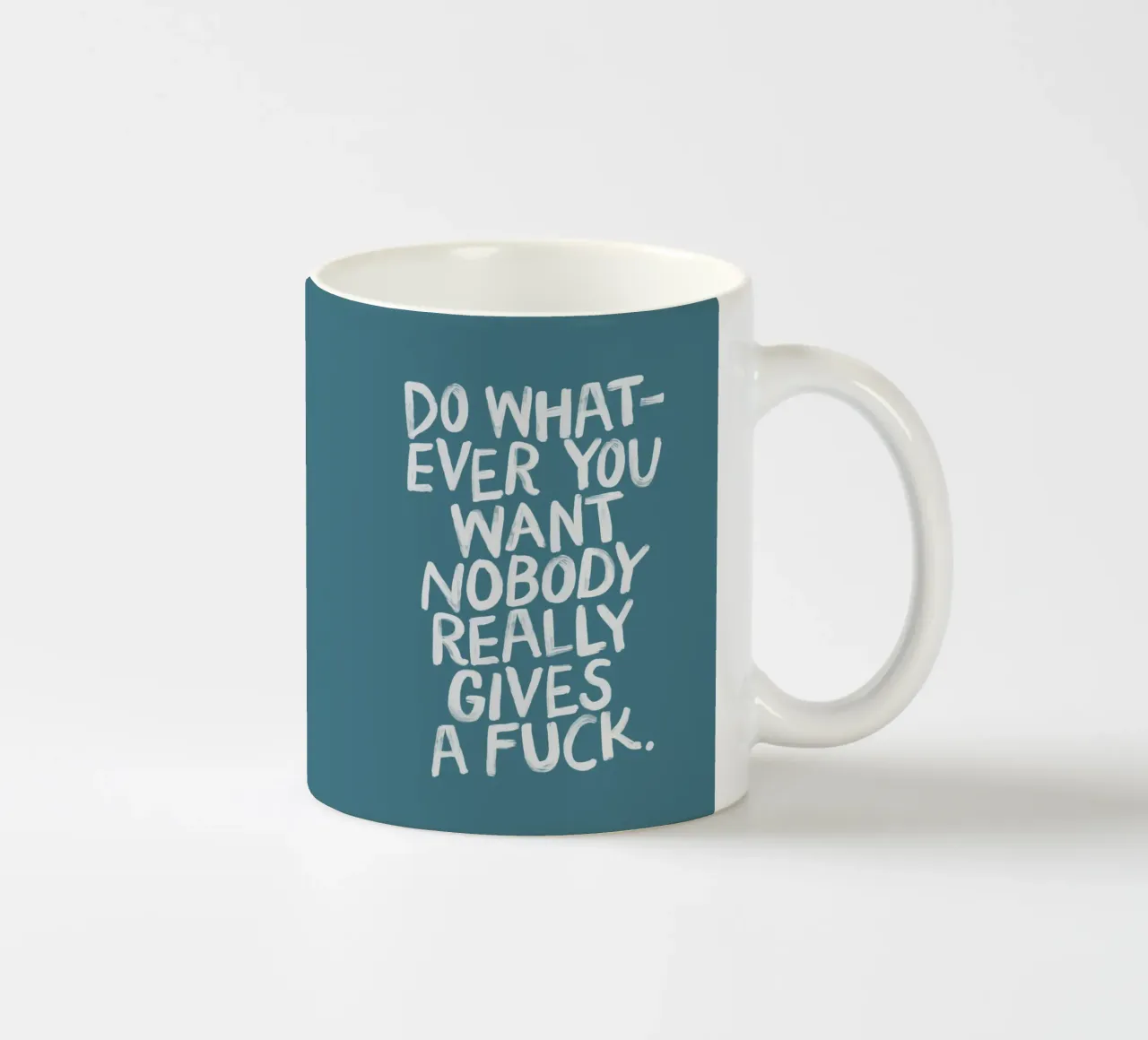 Fai quello che vuoi, a nessuno frega un cazzo del design sassarese tazza in ceramica da THE MOTIVATED TYPE