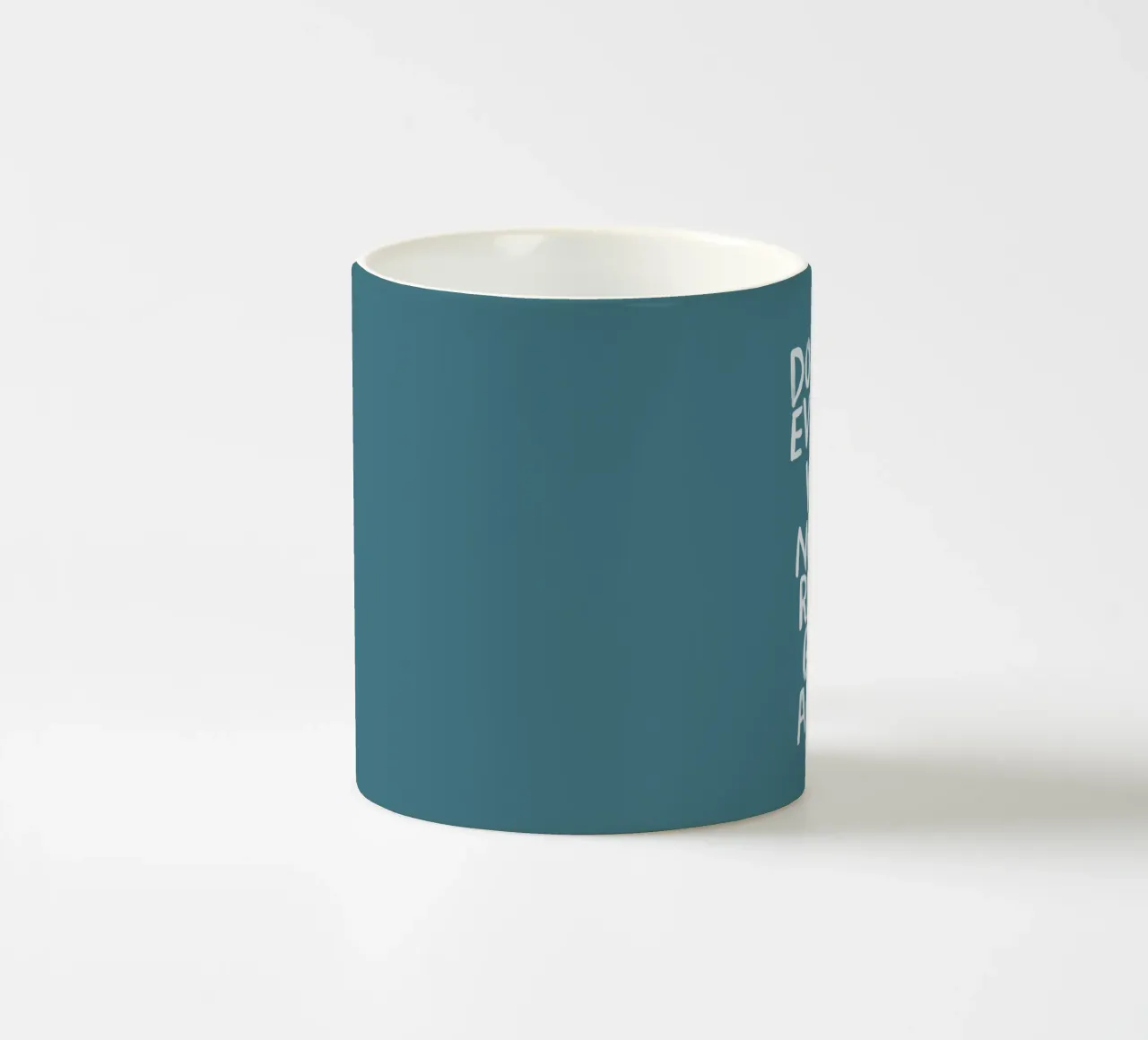 Fai quello che vuoi, a nessuno frega un cazzo del design sassarese tazza in ceramica da THE MOTIVATED TYPE