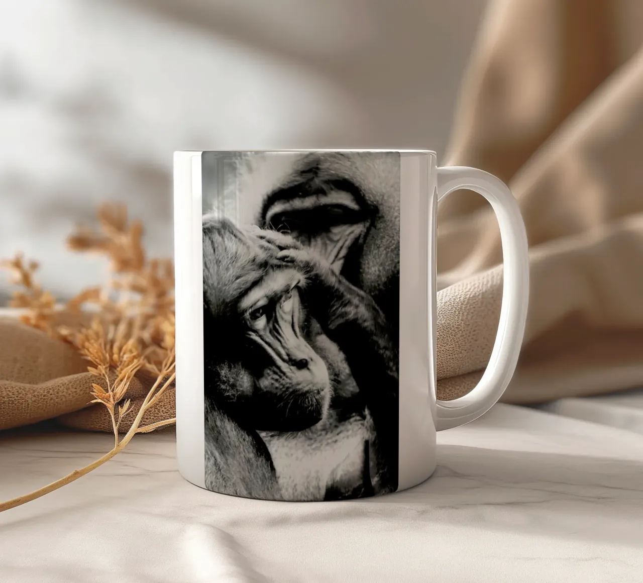 Monkey Grooming tazza in ceramica da Babett Schultze
