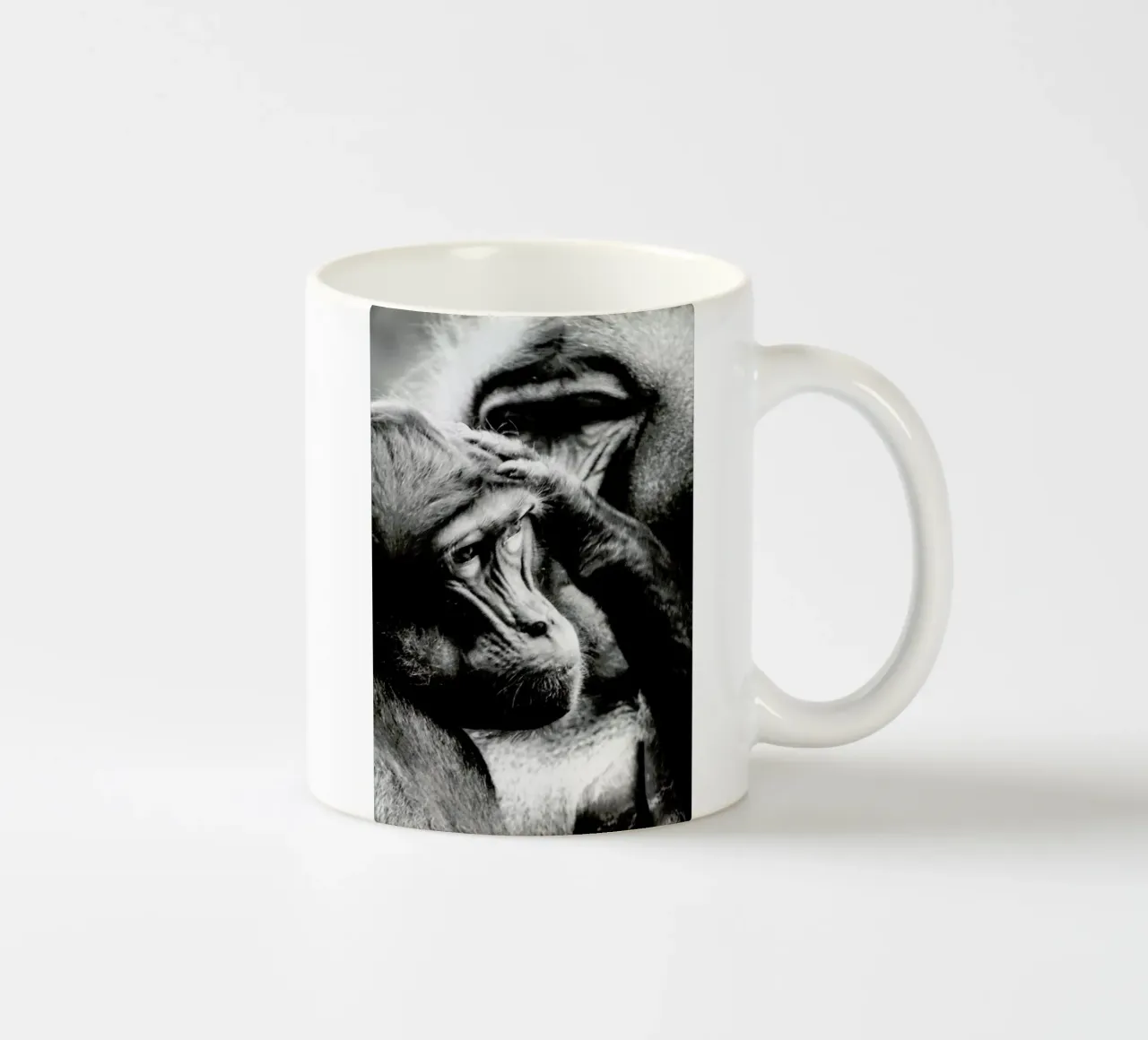 Monkey Grooming tazza in ceramica da Babett Schultze