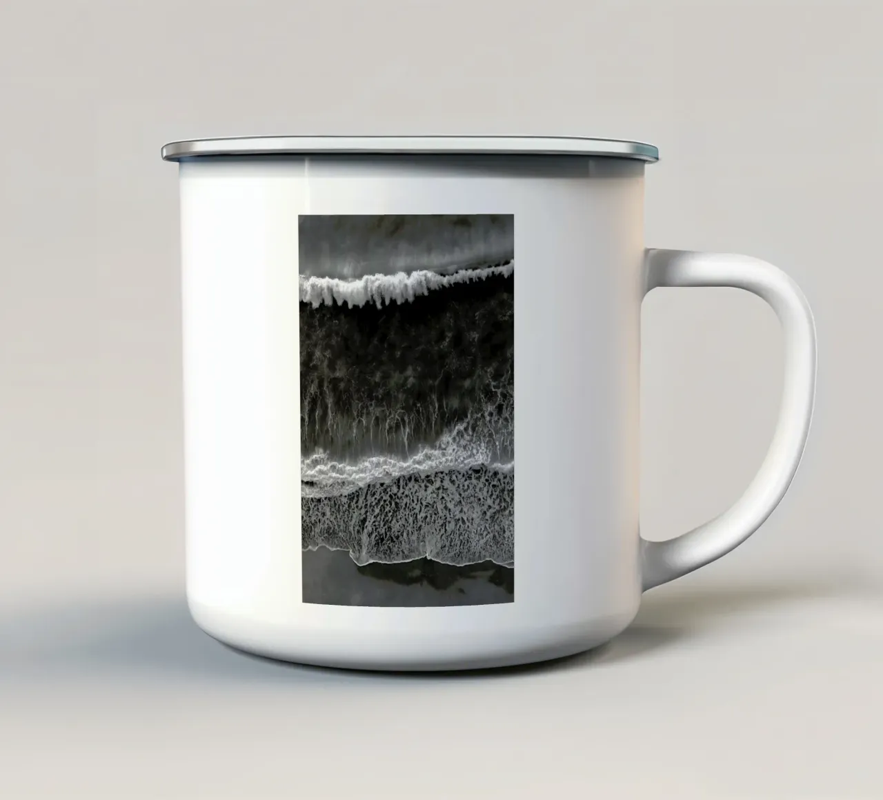 Black and White Beach tazza in smalto da Studio Nahili