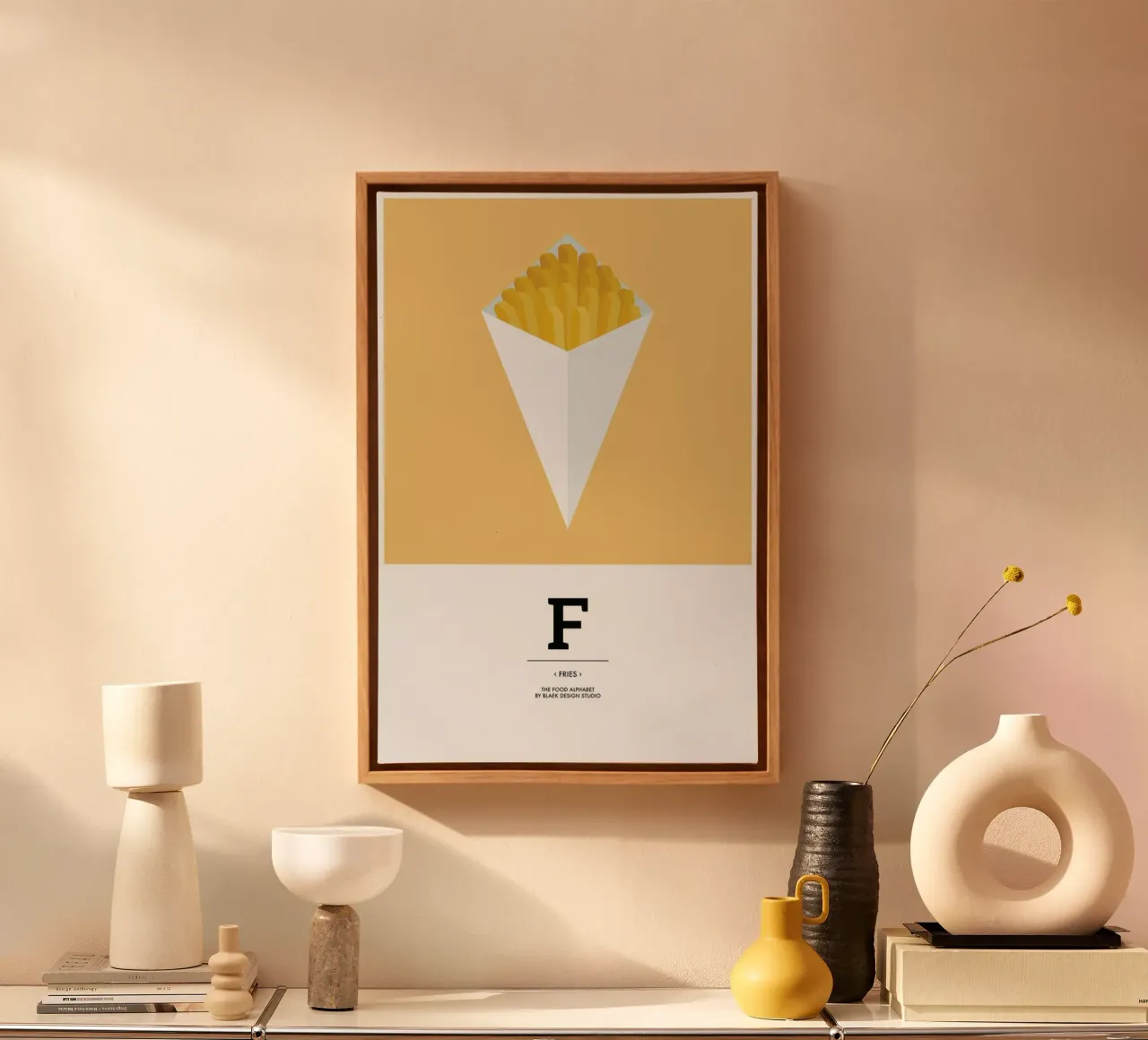 „The Food Alphabet“ - F like Fries tela con Cornice a cassetta da BLAEK Design Studio