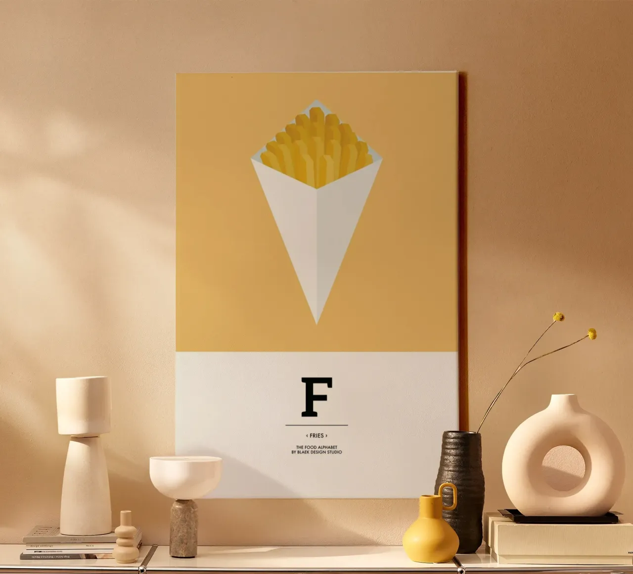 „The Food Alphabet“ - F like Fries tela con Cornice a cassetta da BLAEK Design Studio