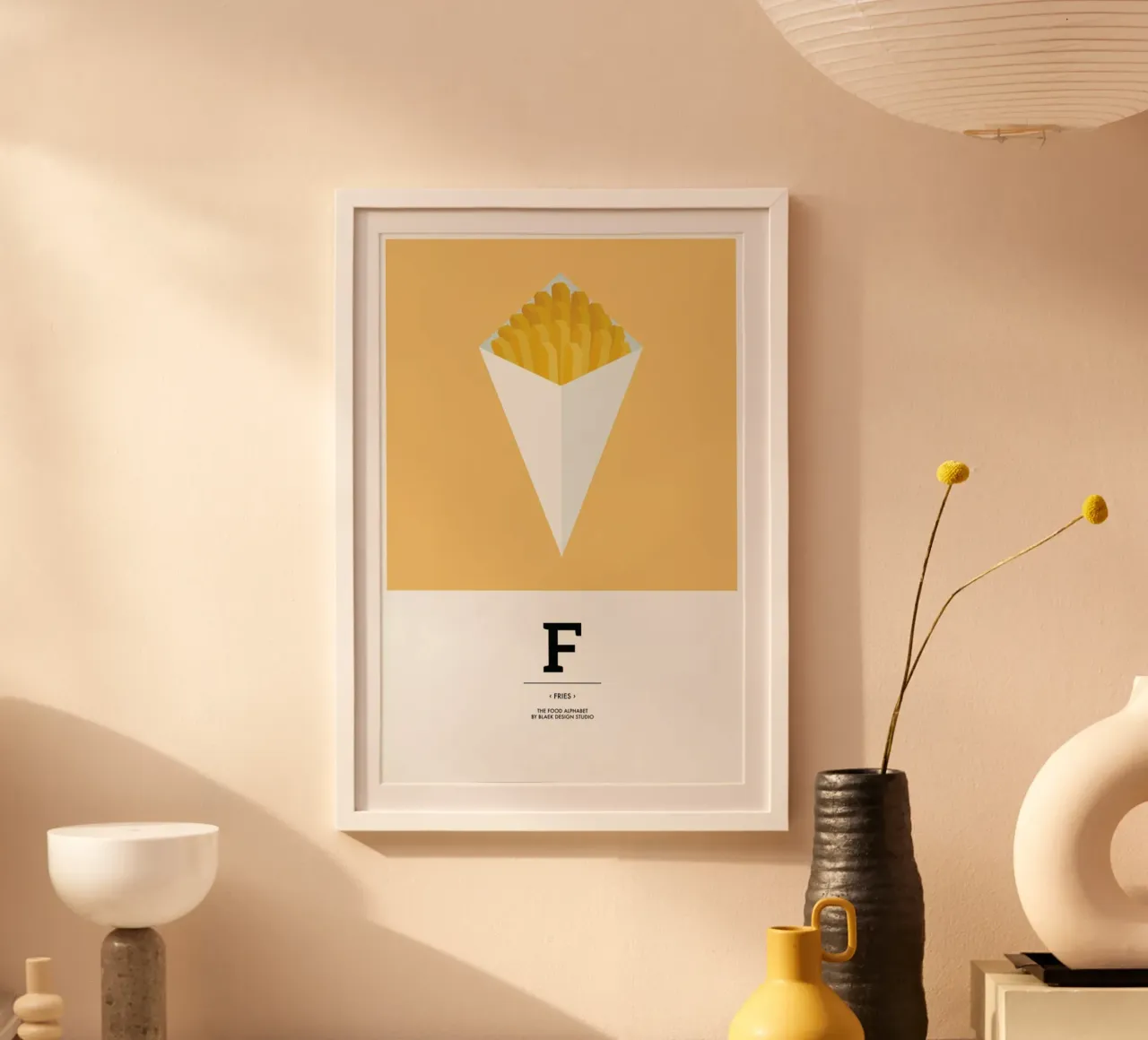 „The Food Alphabet“ - F like Fries poster con telaio in alluminio da BLAEK Design Studio