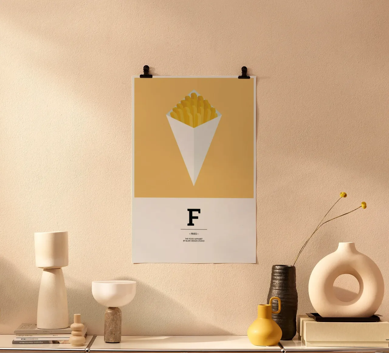 „The Food Alphabet“ - F like Fries poster con telaio in alluminio da BLAEK Design Studio