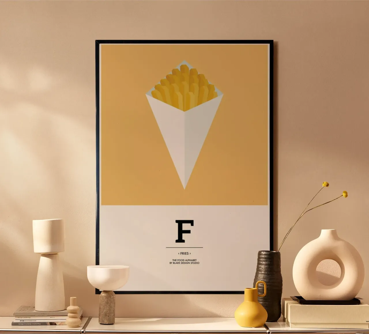 „The Food Alphabet“ - F like Fries poster con telaio in alluminio da BLAEK Design Studio