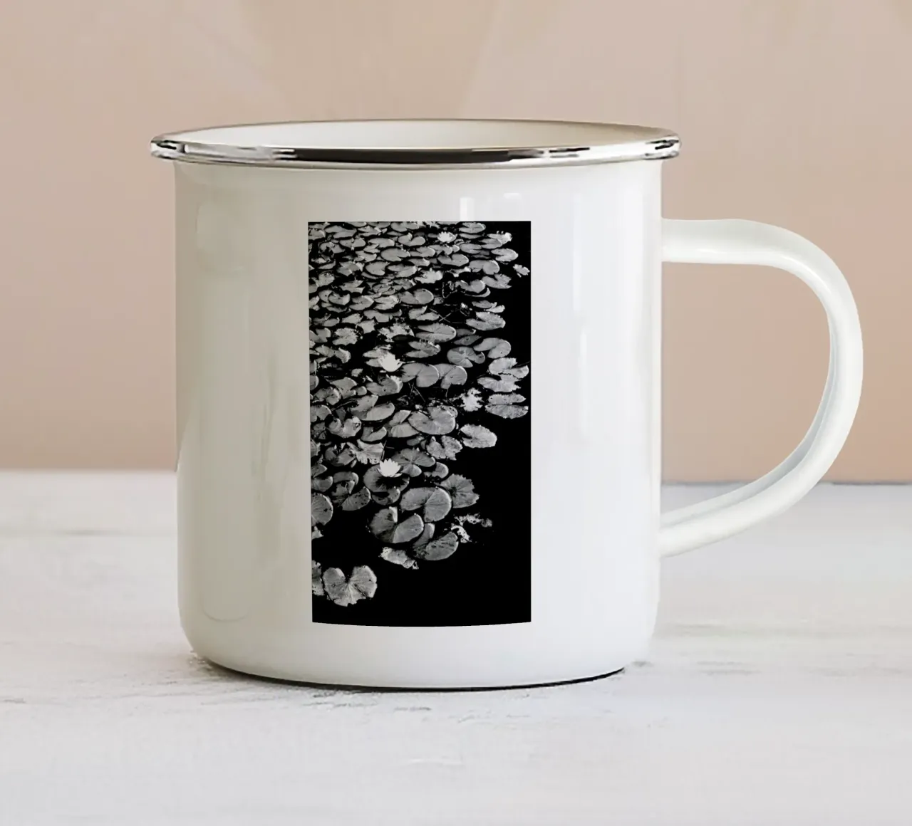 Dark Water Lily tazza in smalto da Babett Schultze