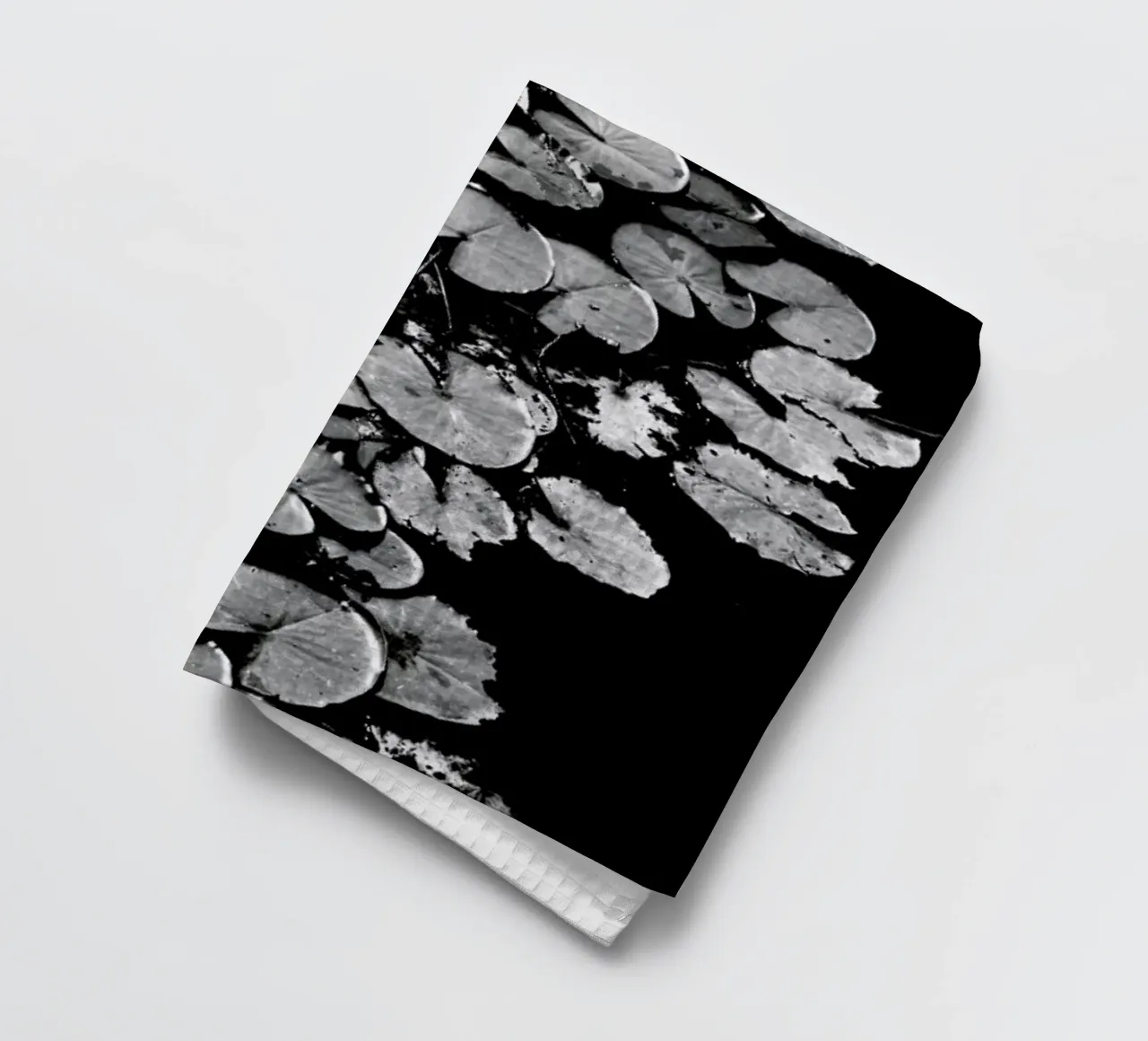 Dark Water Lily Geschirrtuch von Babett Schultze