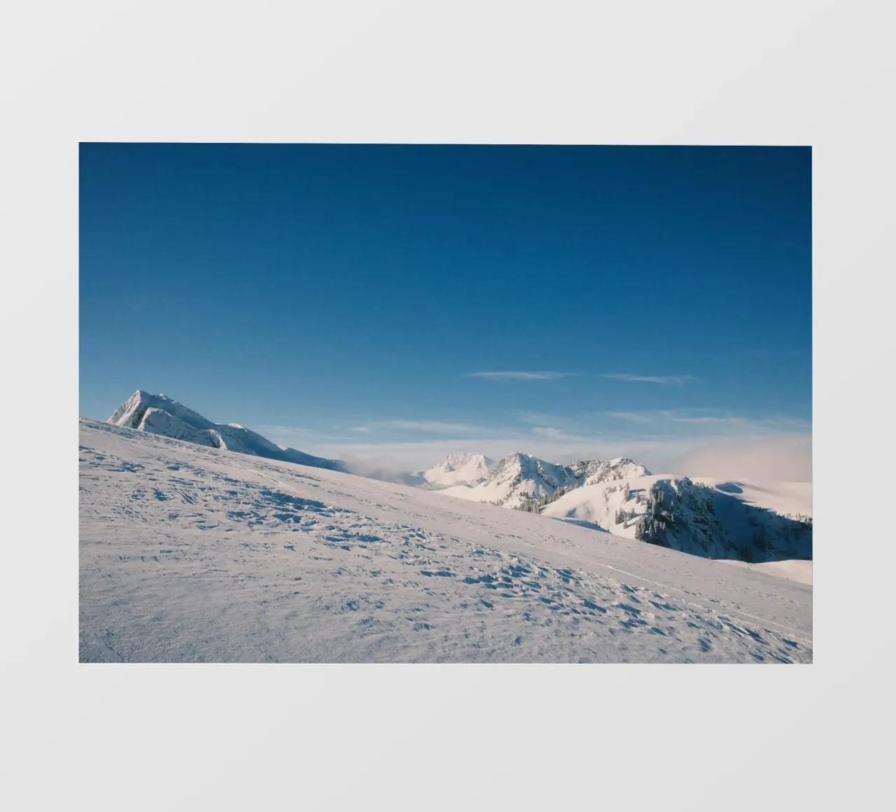 Silent Peaks – Winter Harmony in the Alps pellicola backlit da FujiSwiss