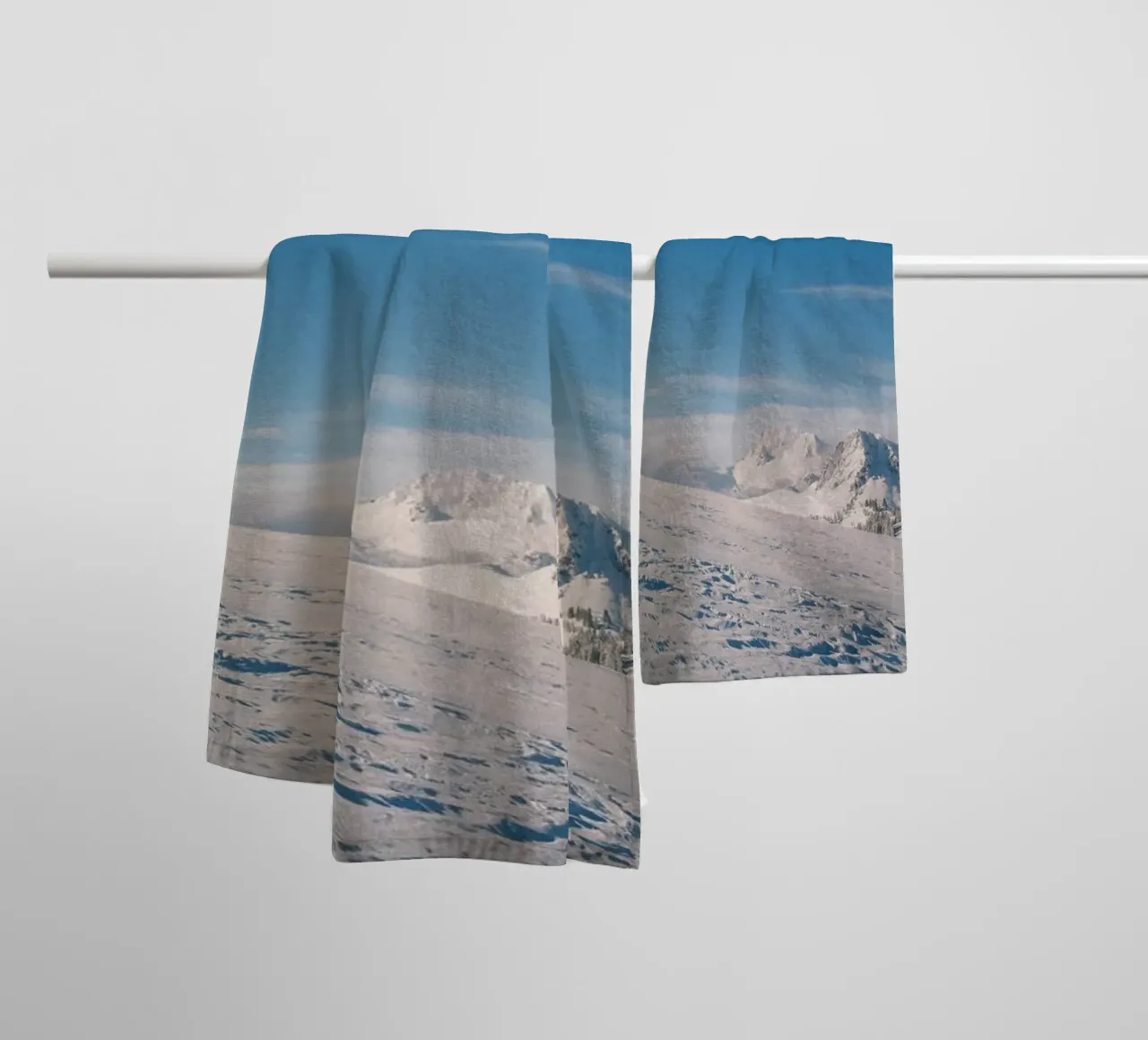 Silent Peaks – Winter Harmony in the Alps asciugamano da bagno da FujiSwiss