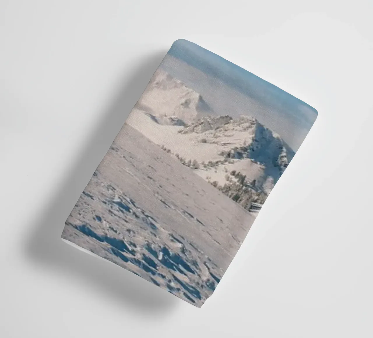 Silent Peaks – Winter Harmony in the Alps asciugamano da bagno da FujiSwiss