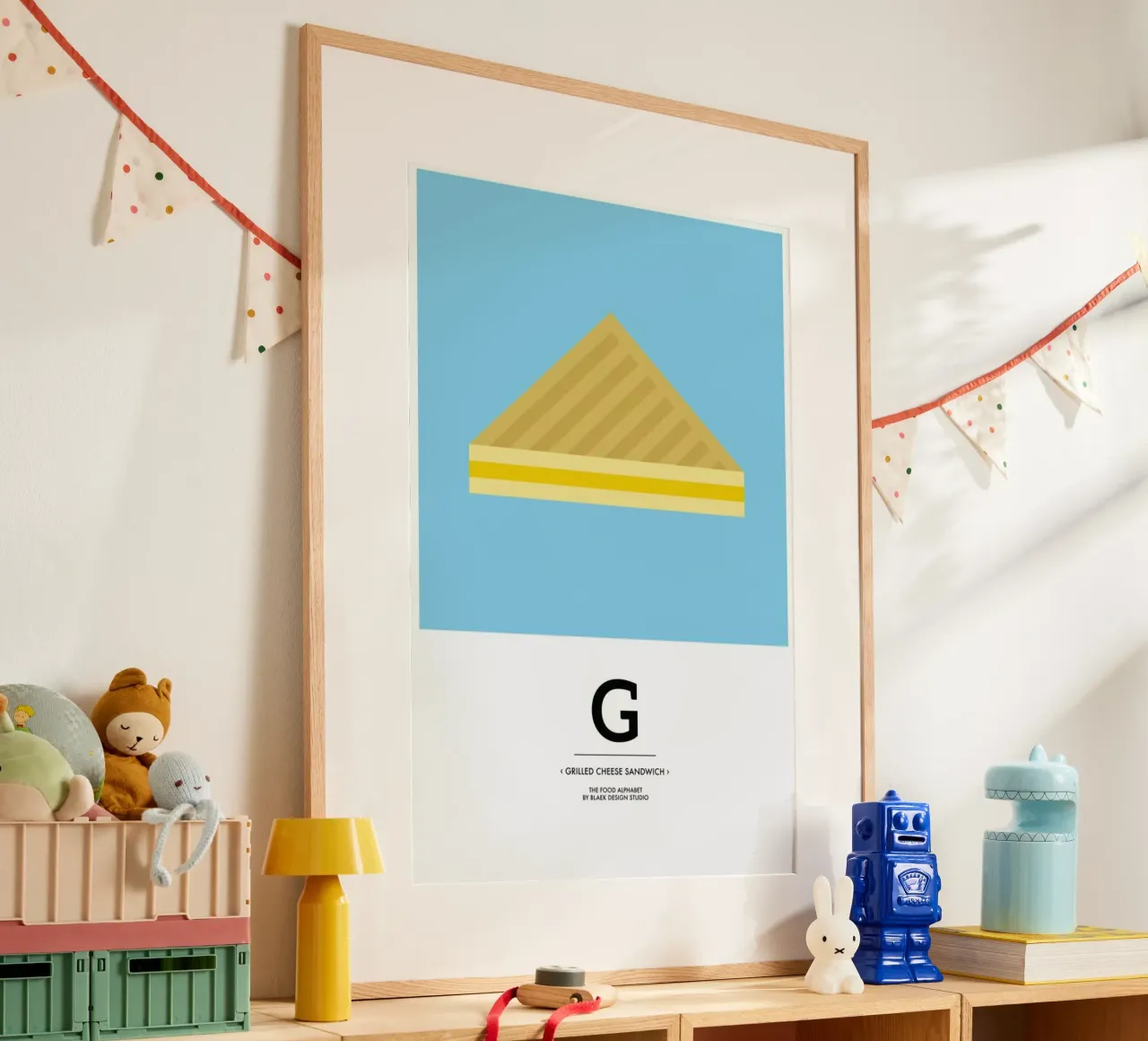 „The Food Alphabet“ - G like Grilled Cheese Sandwich poster avec cadre en plastique de BLAEK Design Studio