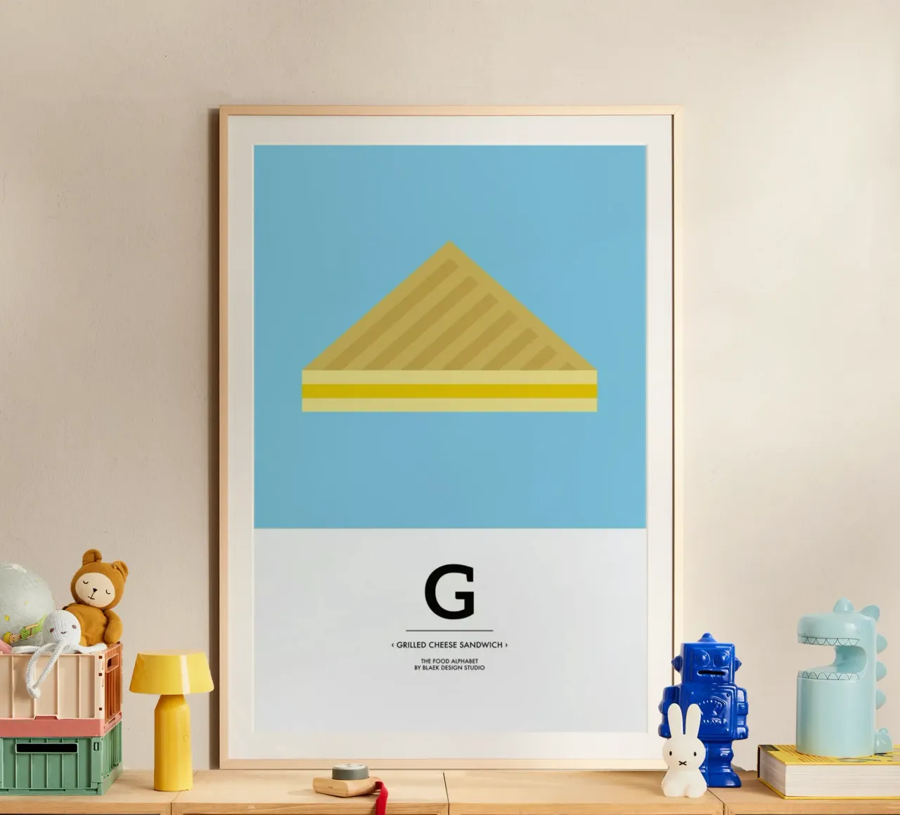 „The Food Alphabet“ - G like Grilled Cheese Sandwich poster avec cadre en plastique de BLAEK Design Studio