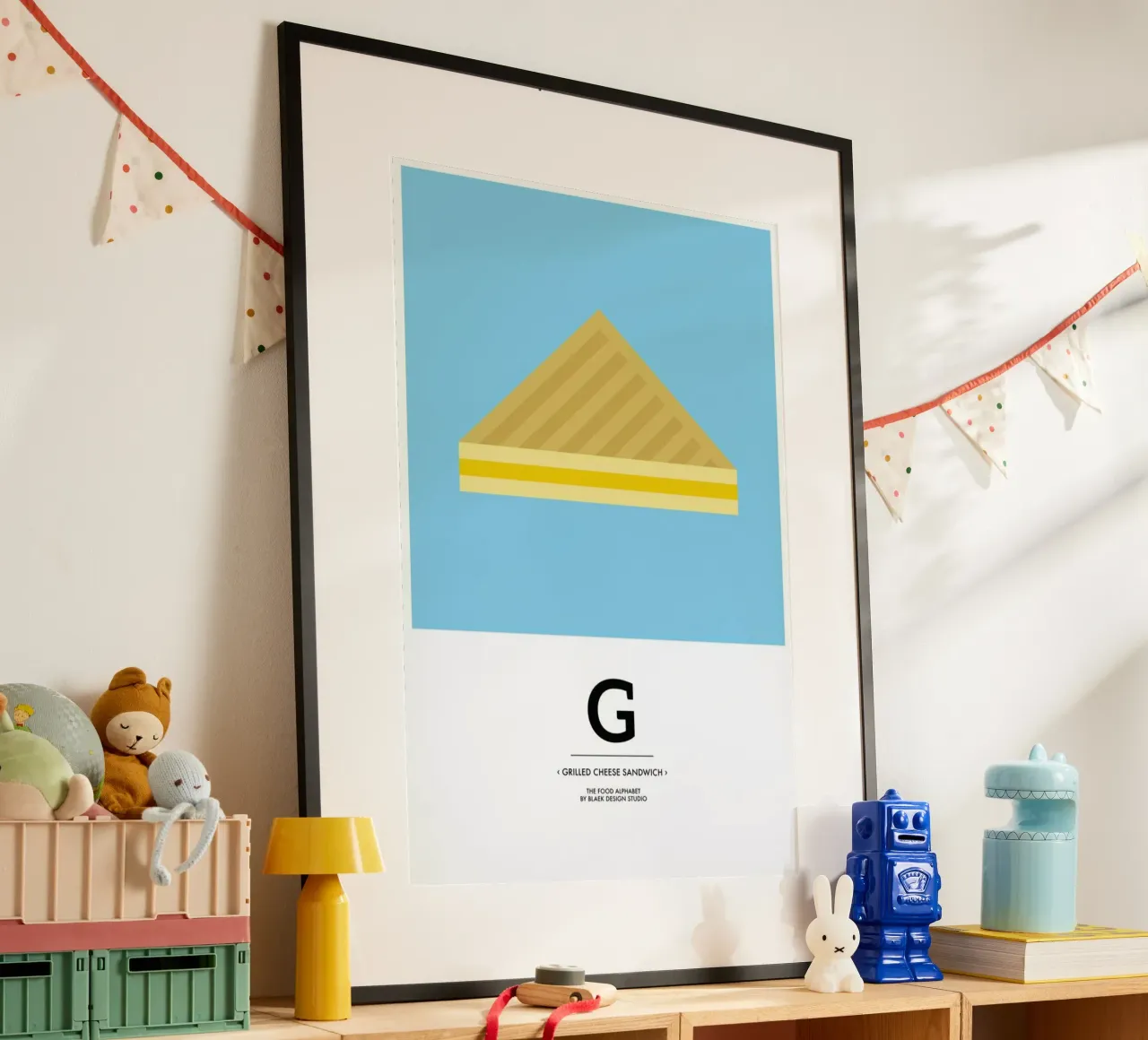 „The Food Alphabet“ - G like Grilled Cheese Sandwich poster avec cadre en plastique de BLAEK Design Studio