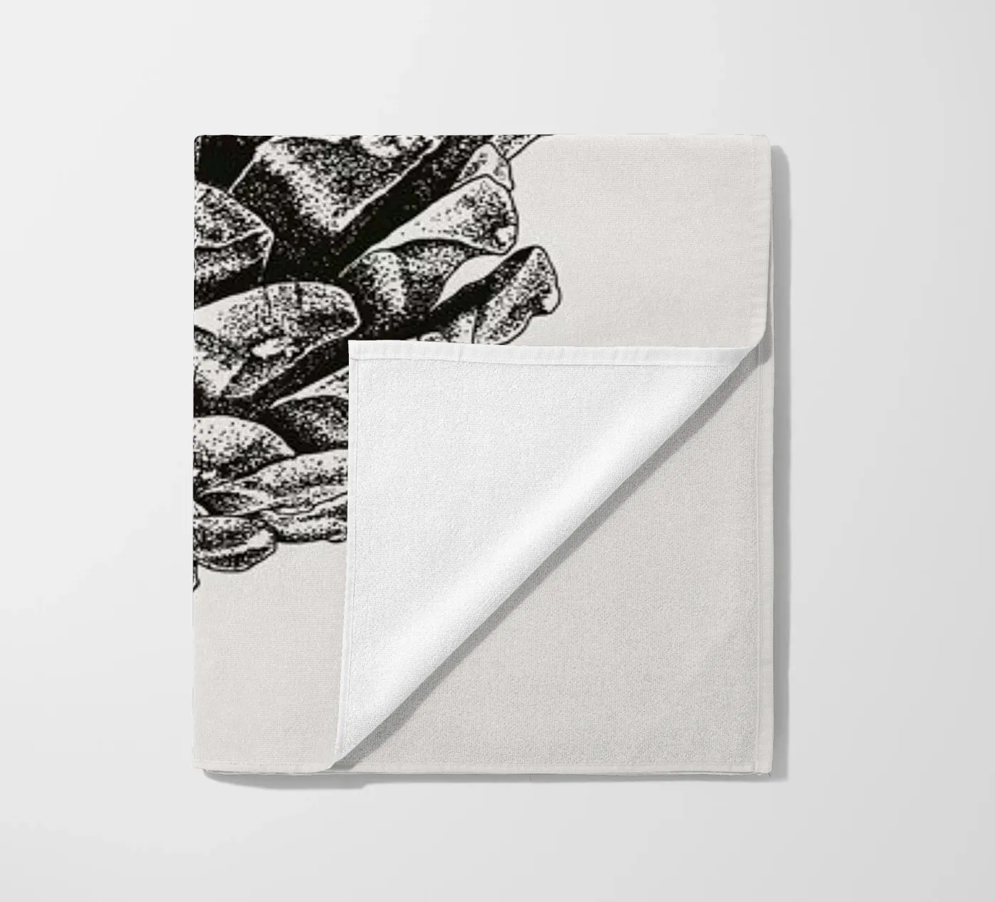 Pinecone Strandtuch von Flora & Fauna