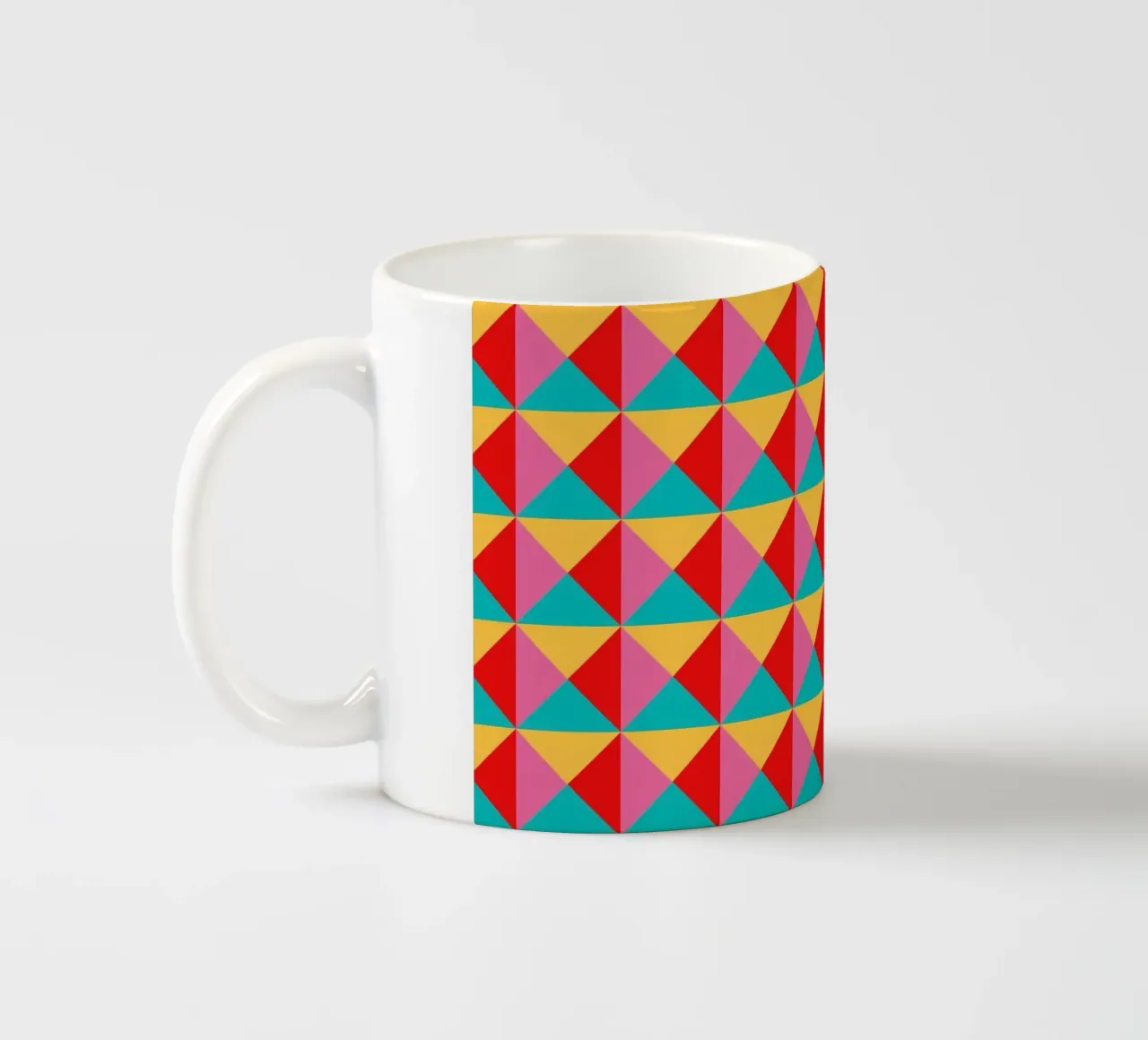 Design vivacemente colorato, turchese, rosa, giallo e rosso tazza in ceramica da CreatedbySon