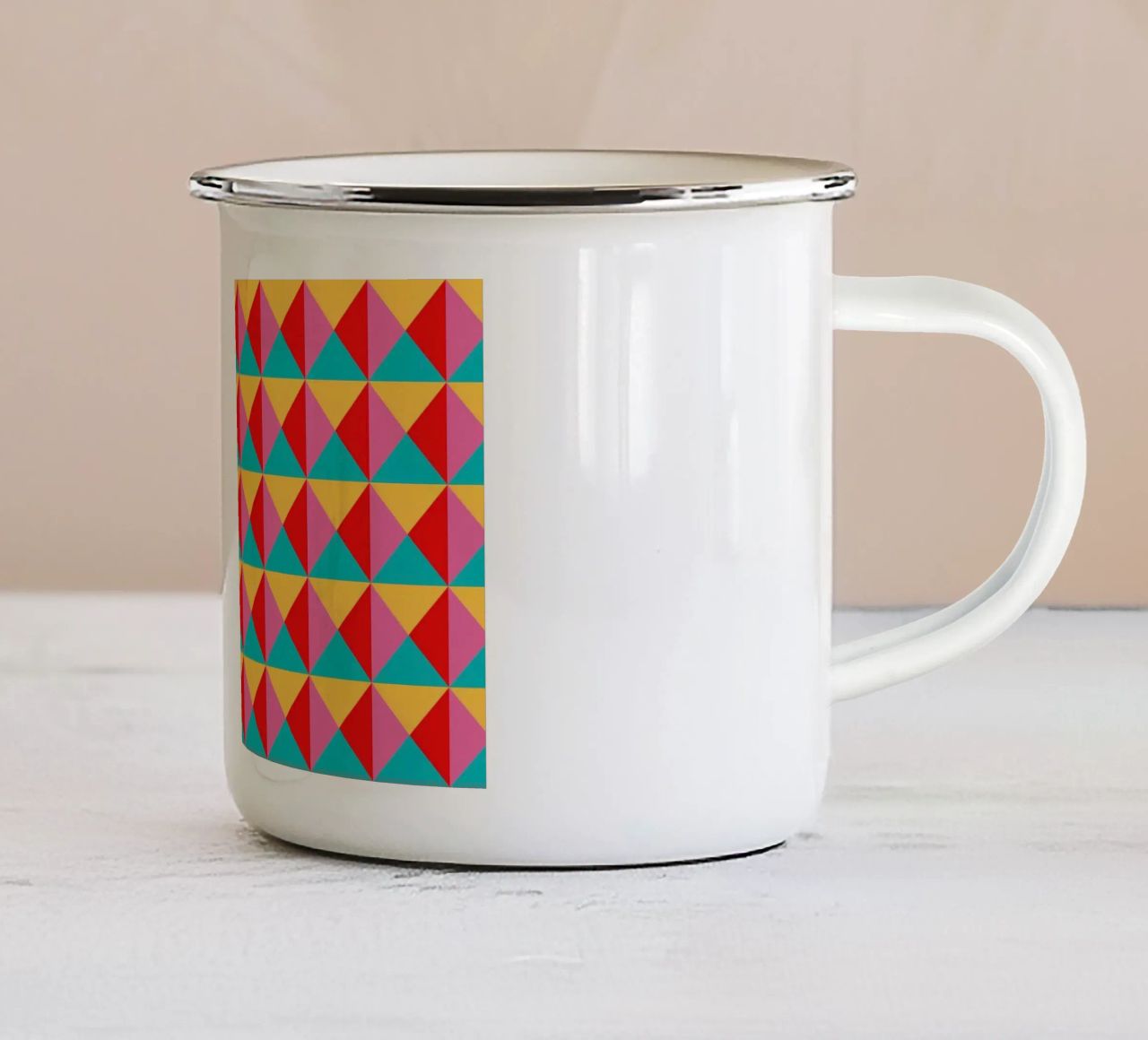 Design vivacemente colorato, turchese, rosa, giallo e rosso tazza in smalto da CreatedbySon