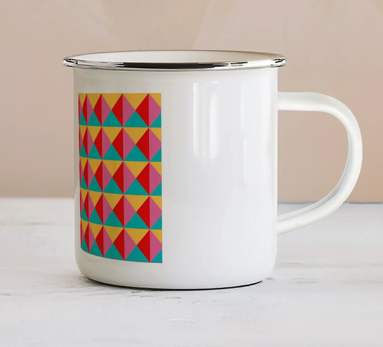 Design vivacemente colorato, turchese, rosa, giallo e rosso tazza in smalto da CreatedbySon