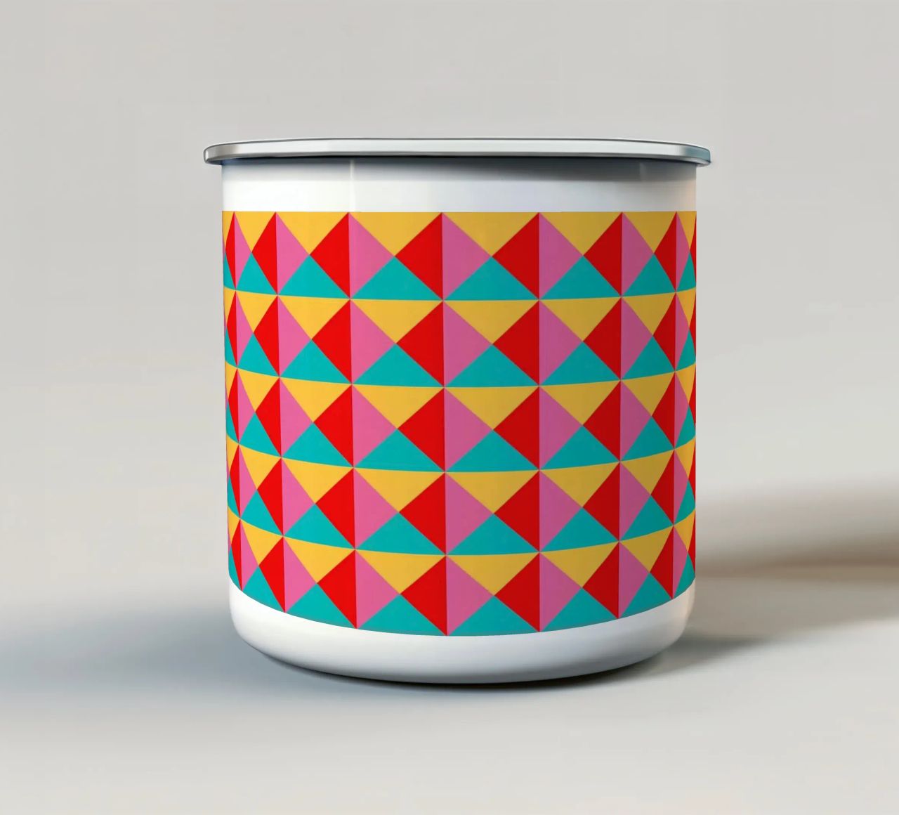 Design vivacemente colorato, turchese, rosa, giallo e rosso tazza in smalto da CreatedbySon