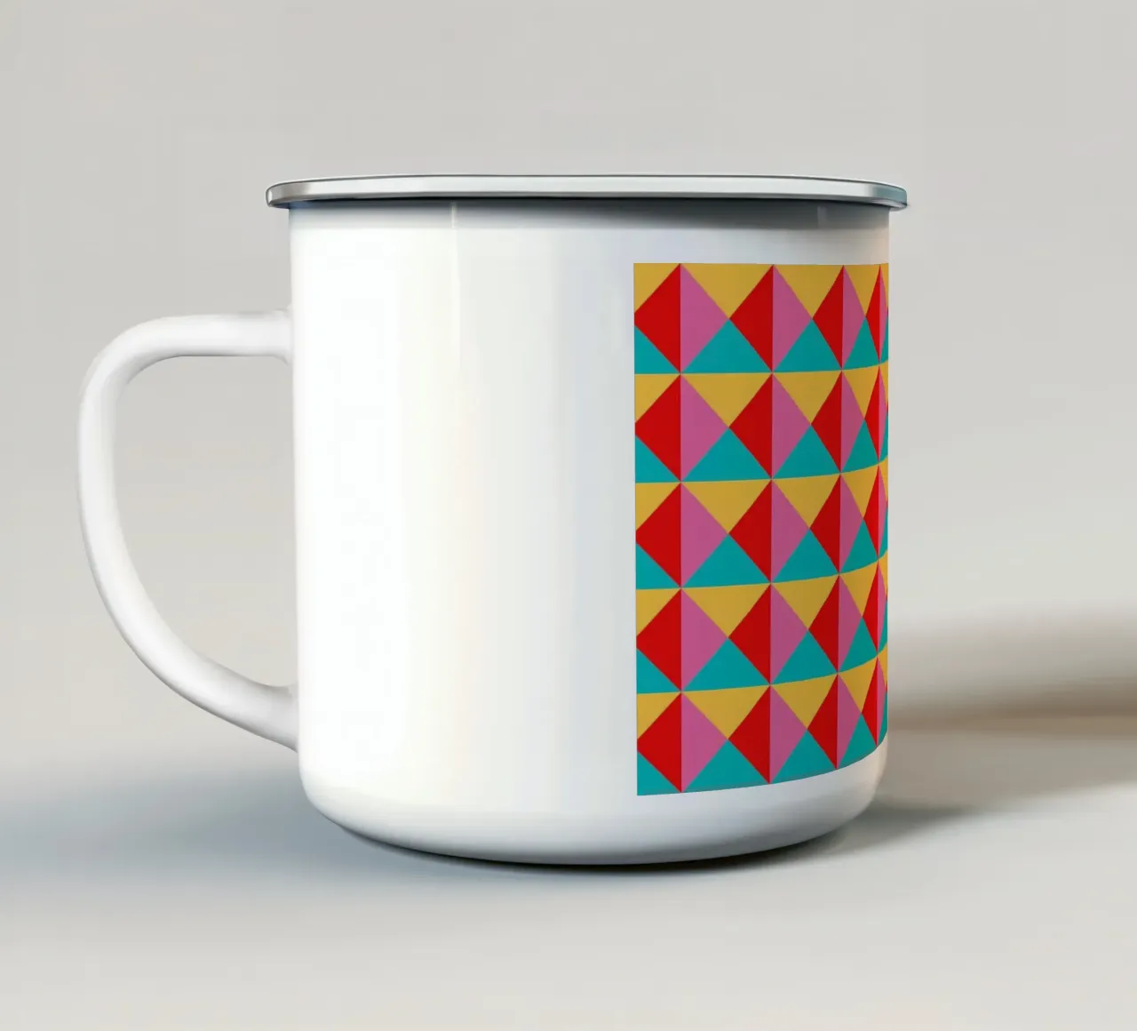 Design vivacemente colorato, turchese, rosa, giallo e rosso tazza in smalto da CreatedbySon