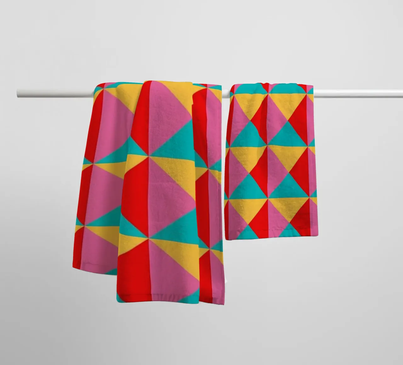 Design vivacemente colorato, turchese, rosa, giallo e rosso asciugamano da bagno da CreatedbySon