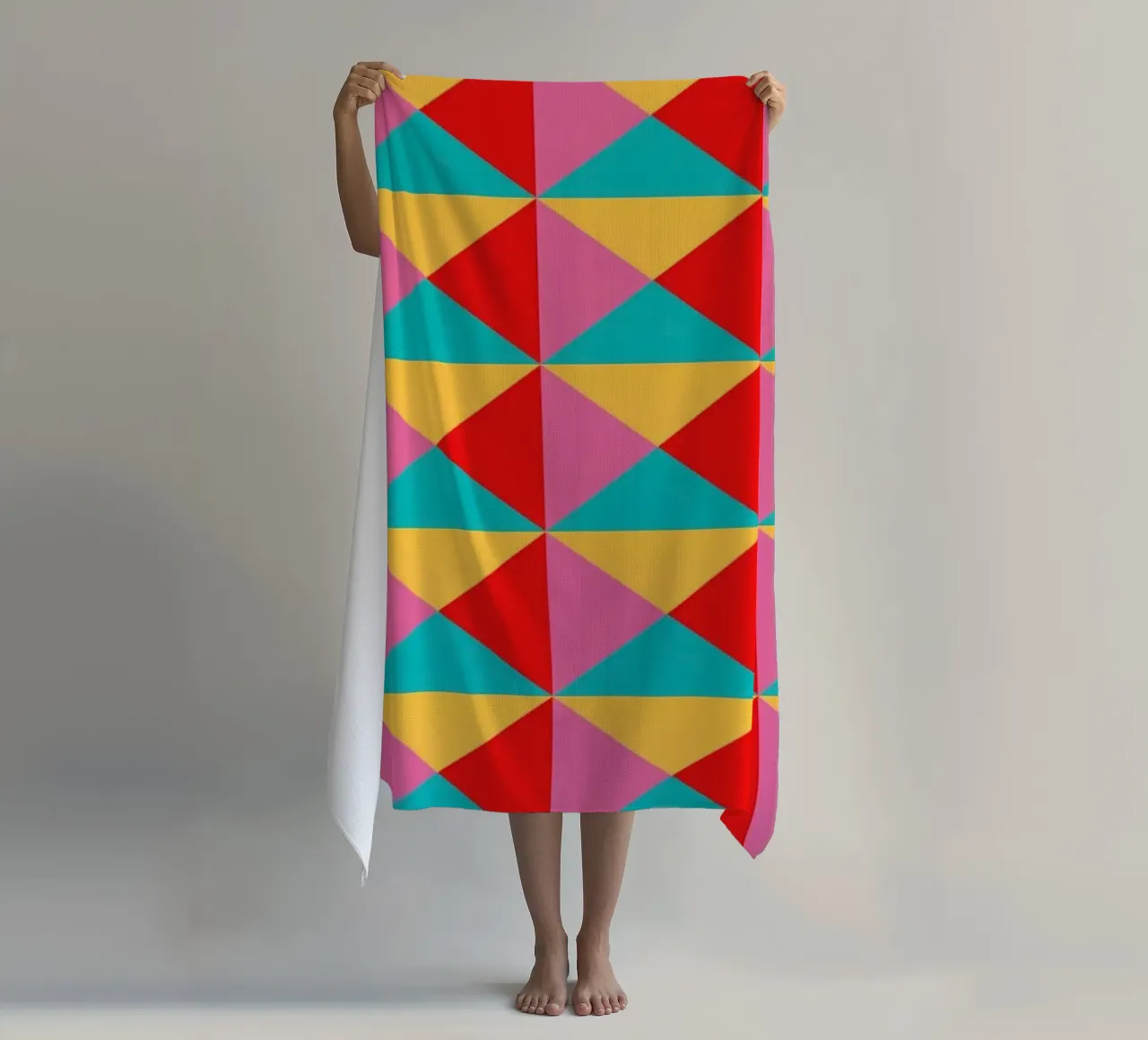 Design vivacemente colorato, turchese, rosa, giallo e rosso telo mare da CreatedbySon