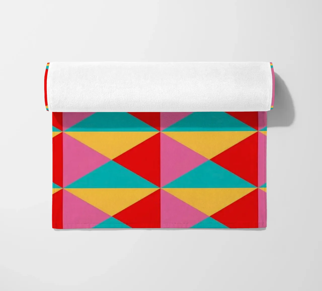 Design vivacemente colorato, turchese, rosa, giallo e rosso telo mare da CreatedbySon