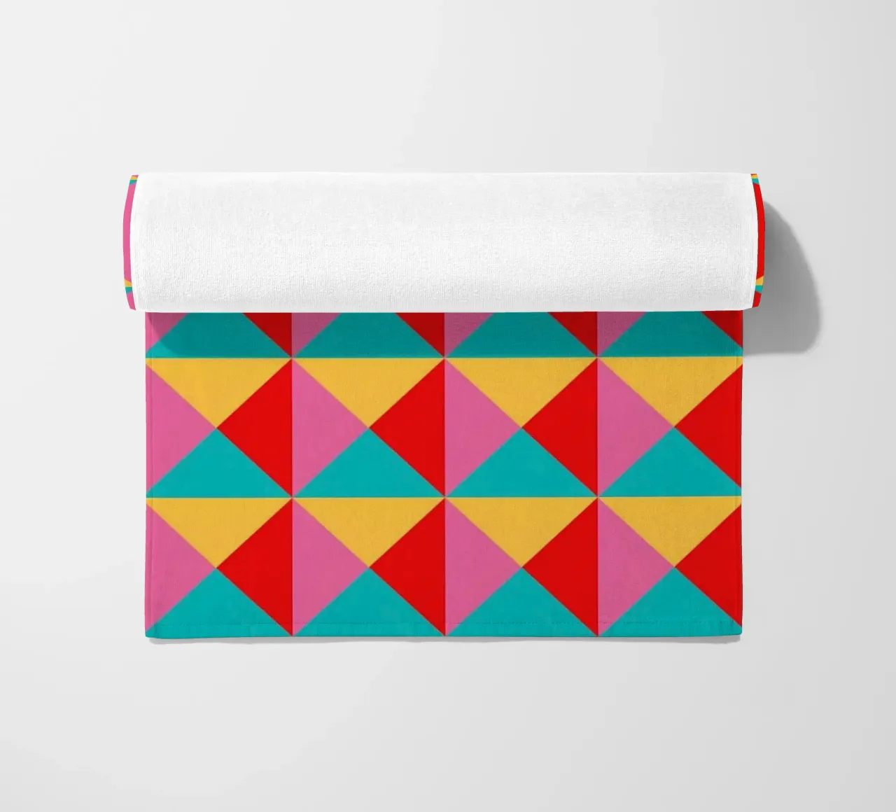 Design vivacemente colorato, turchese, rosa, giallo e rosso telo mare da CreatedbySon