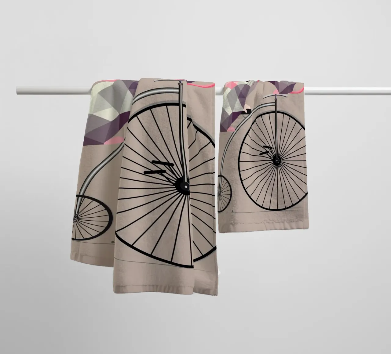 Due simpatici topi poligonali su un nostalgico penny-farthing asciugamano da bagno da namosh