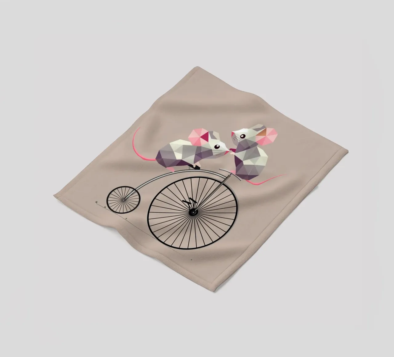 Due simpatici topi poligonali su un nostalgico penny-farthing coperta in pile da namosh