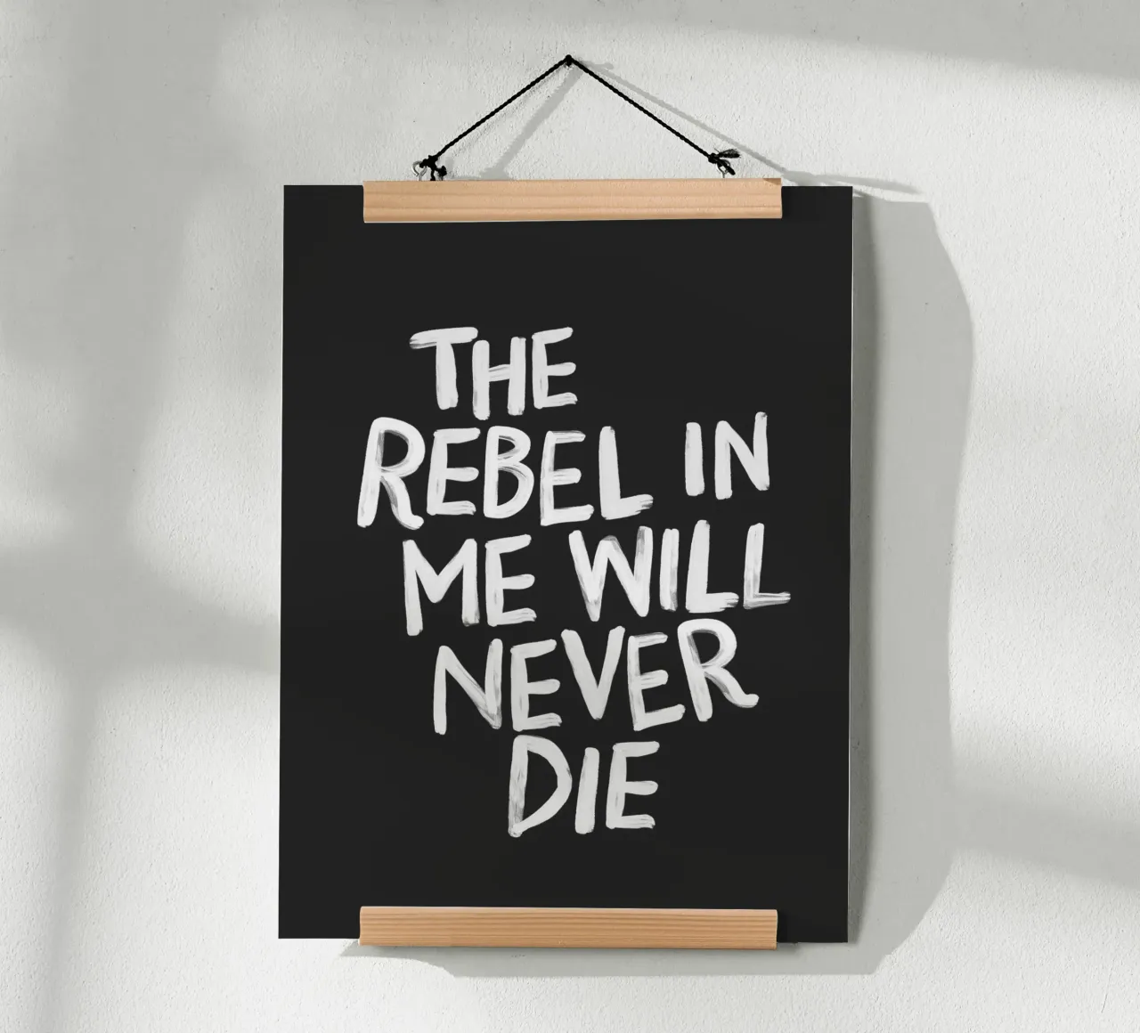 Der Rebell in mir wird nie sterben Schwarzer Typografie Druck Poster von THE MOTIVATED TYPE
