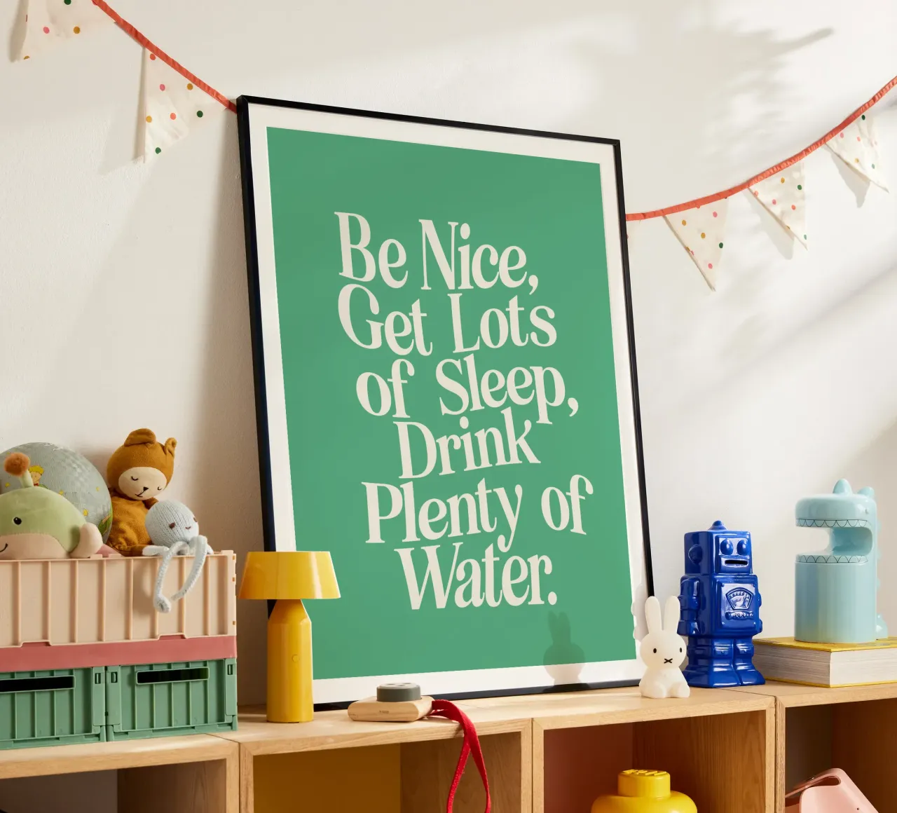 Seien Sie nett, schlafen Sie viel, trinken Sie viel Wasser Typografie Poster von THE MOTIVATED TYPE