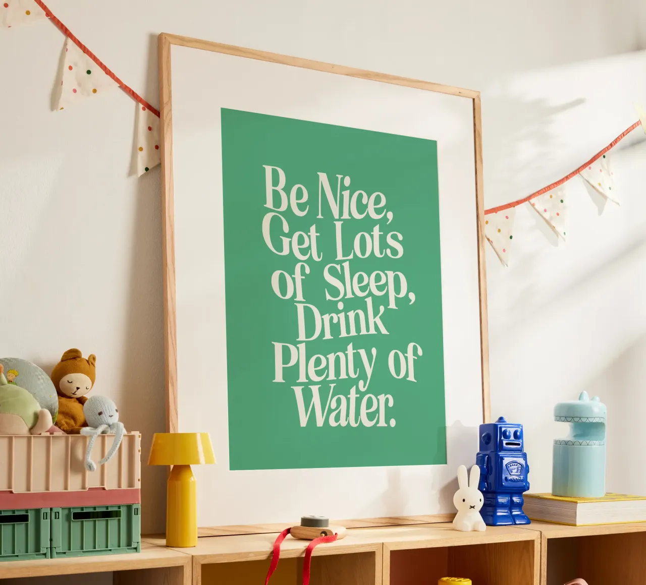 Seien Sie nett, schlafen Sie viel, trinken Sie viel Wasser Typografie Poster von THE MOTIVATED TYPE