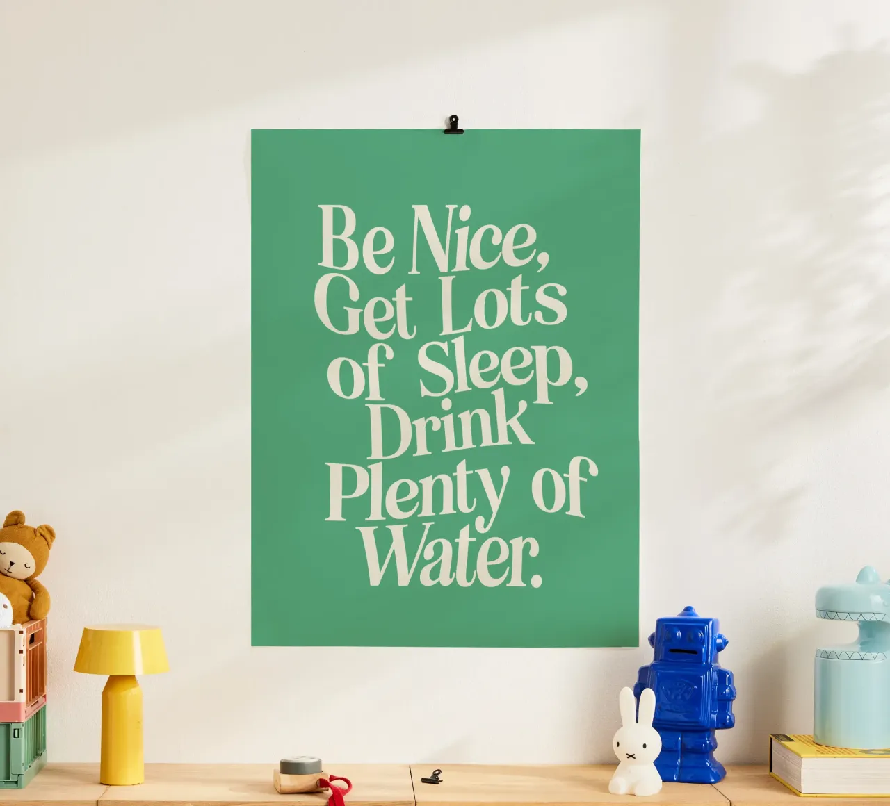 Seien Sie nett, schlafen Sie viel, trinken Sie viel Wasser Typografie Poster von THE MOTIVATED TYPE