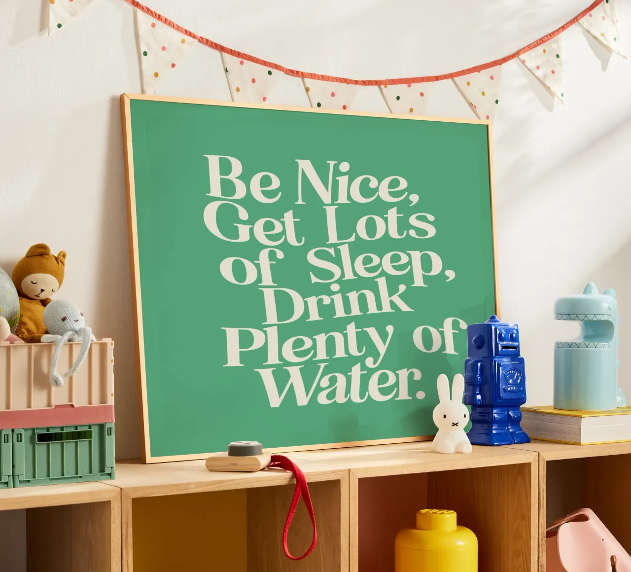 Seien Sie nett, schlafen Sie viel, trinken Sie viel Wasser Typografie Poster von THE MOTIVATED TYPE