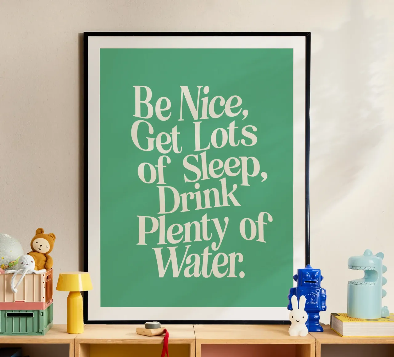Seien Sie nett, schlafen Sie viel, trinken Sie viel Wasser Typografie Poster von THE MOTIVATED TYPE