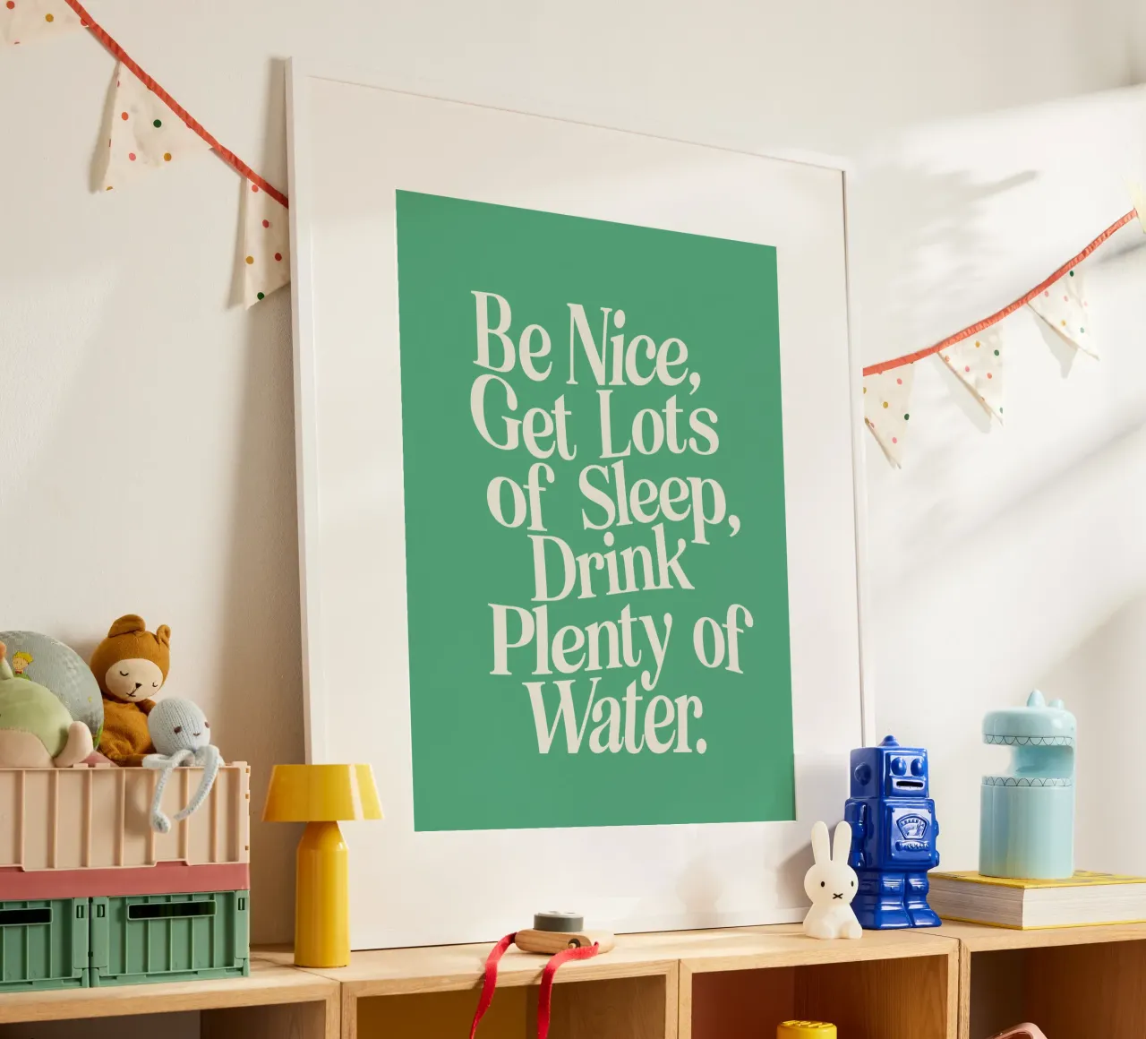 Seien Sie nett, schlafen Sie viel, trinken Sie viel Wasser Typografie Poster von THE MOTIVATED TYPE