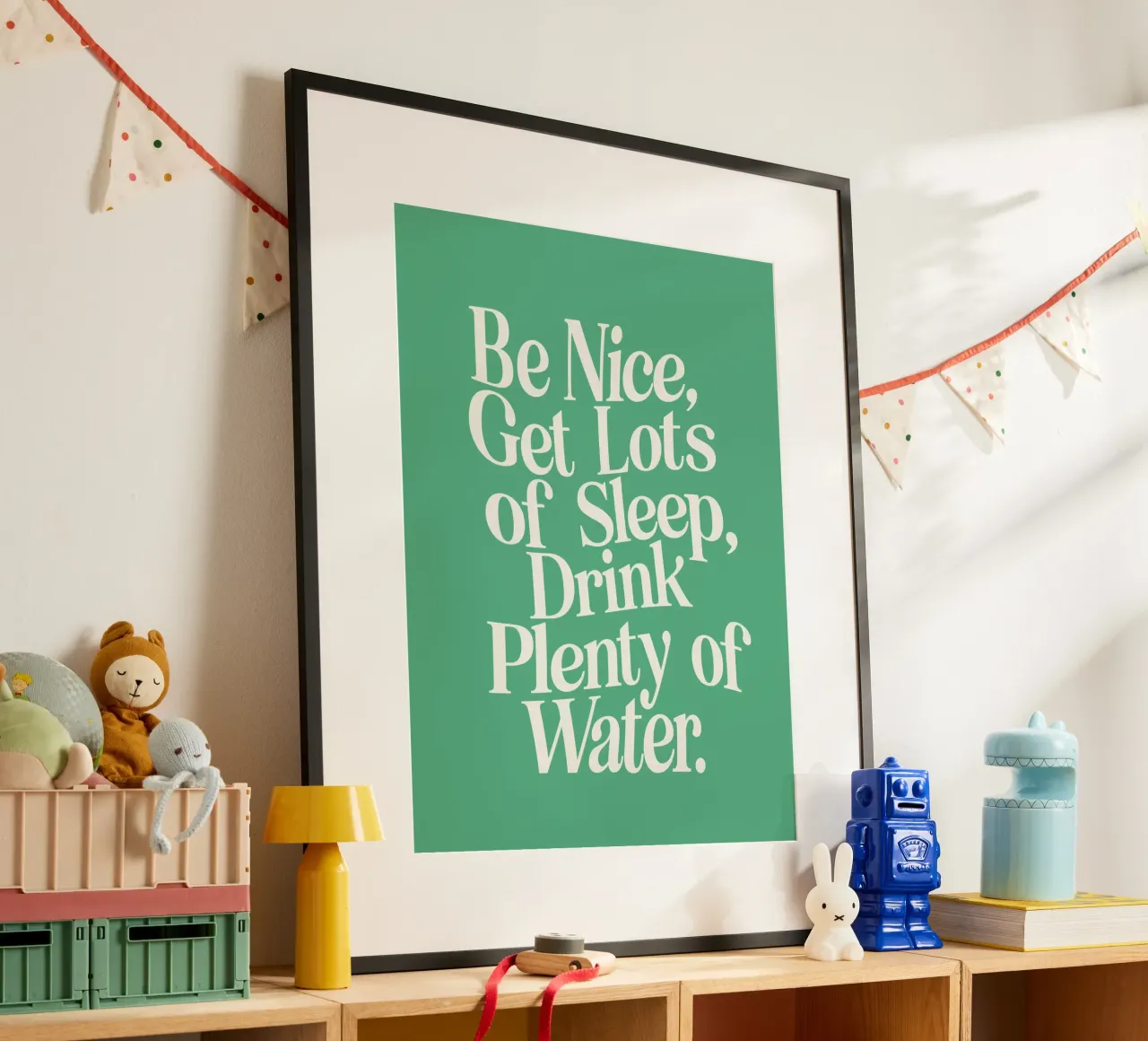 Seien Sie nett, schlafen Sie viel, trinken Sie viel Wasser Typografie Poster von THE MOTIVATED TYPE