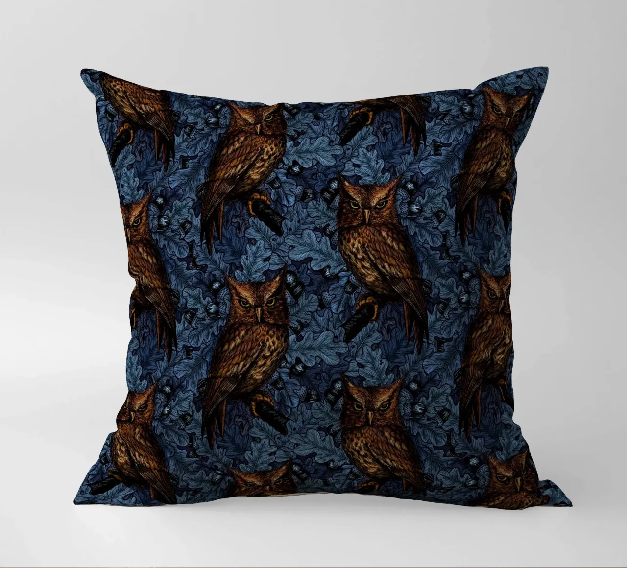 Gufi nella quercia, blu e marrone cuscino da Painted Nature