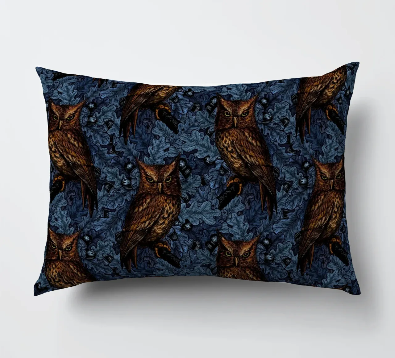 Gufi nella quercia, blu e marrone cuscino da Painted Nature