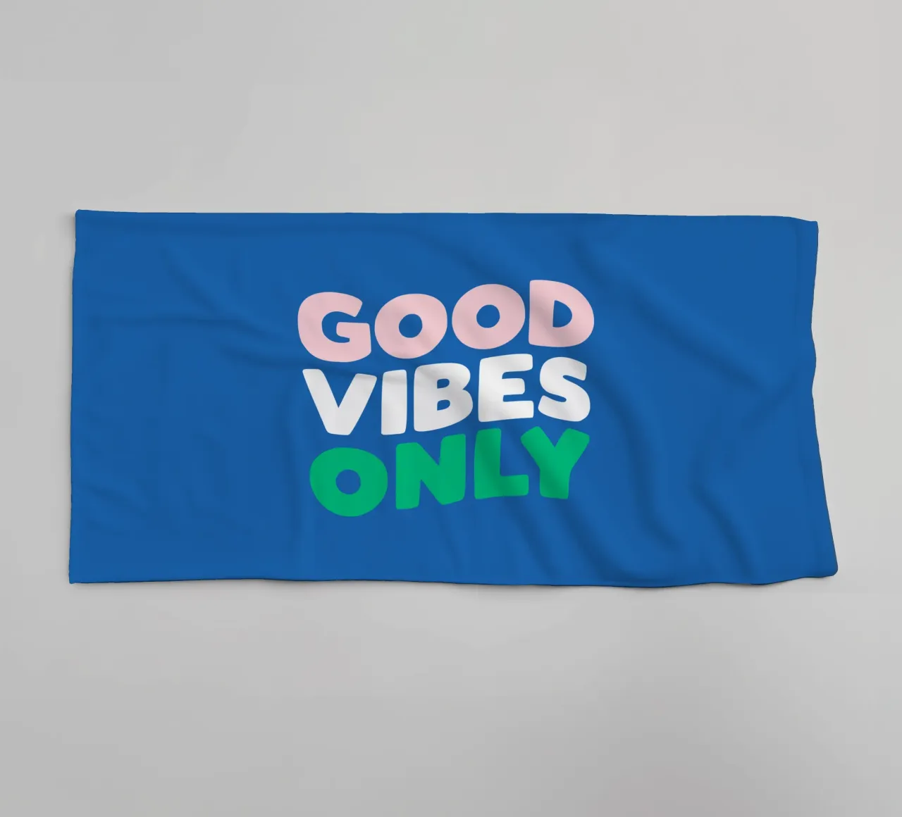 Good Vibes Only Roze Groen Blauw en Wit Typografie Print badhanddoek van THE MOTIVATED TYPE